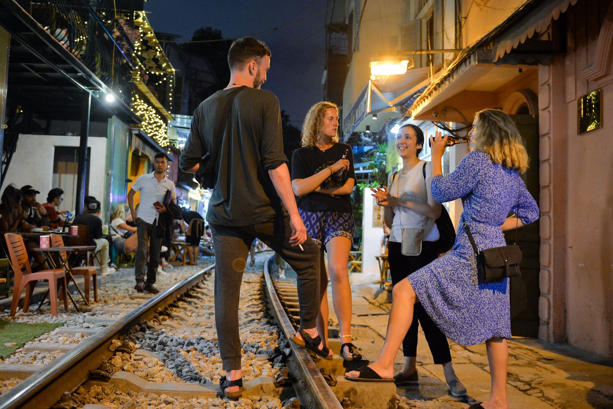 Ca phe duong tau van dong khach anh 9