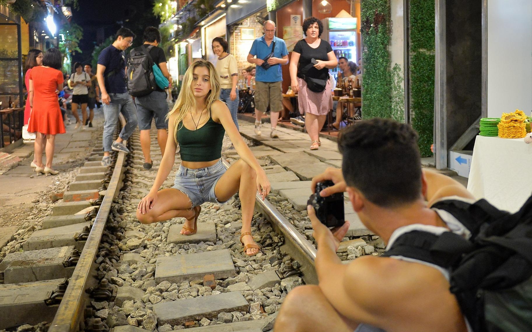 Ca phe duong tau van kin khach sau khi bi thu bien hieu hinh anh