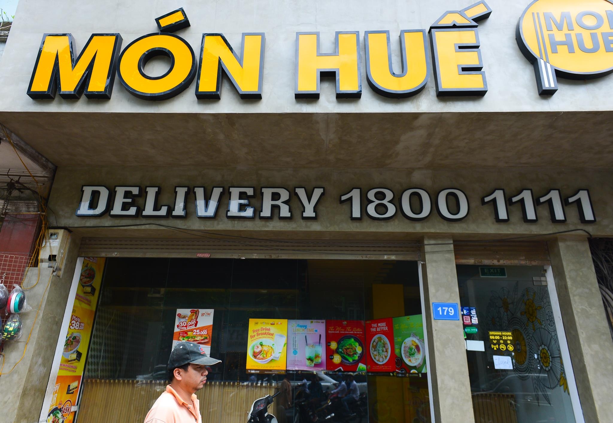 Nhieu cua hang Mon Hue o Ha Noi dong cua, bo lai ban ghe hinh anh