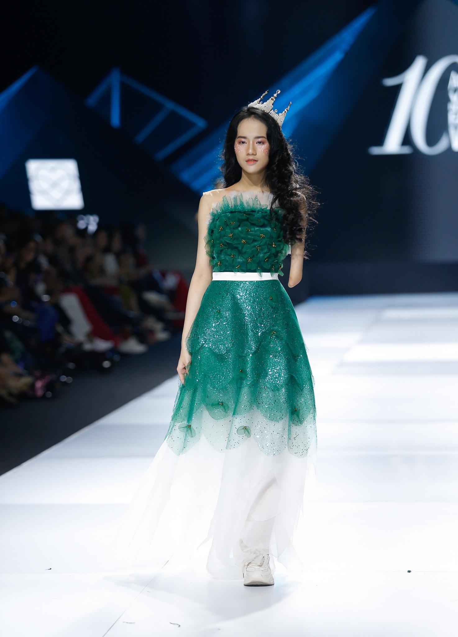 Sàn catwalk của công chúa ung thư máu ảnh 3 San catwalk cua cong chua ung thu mau anh 3