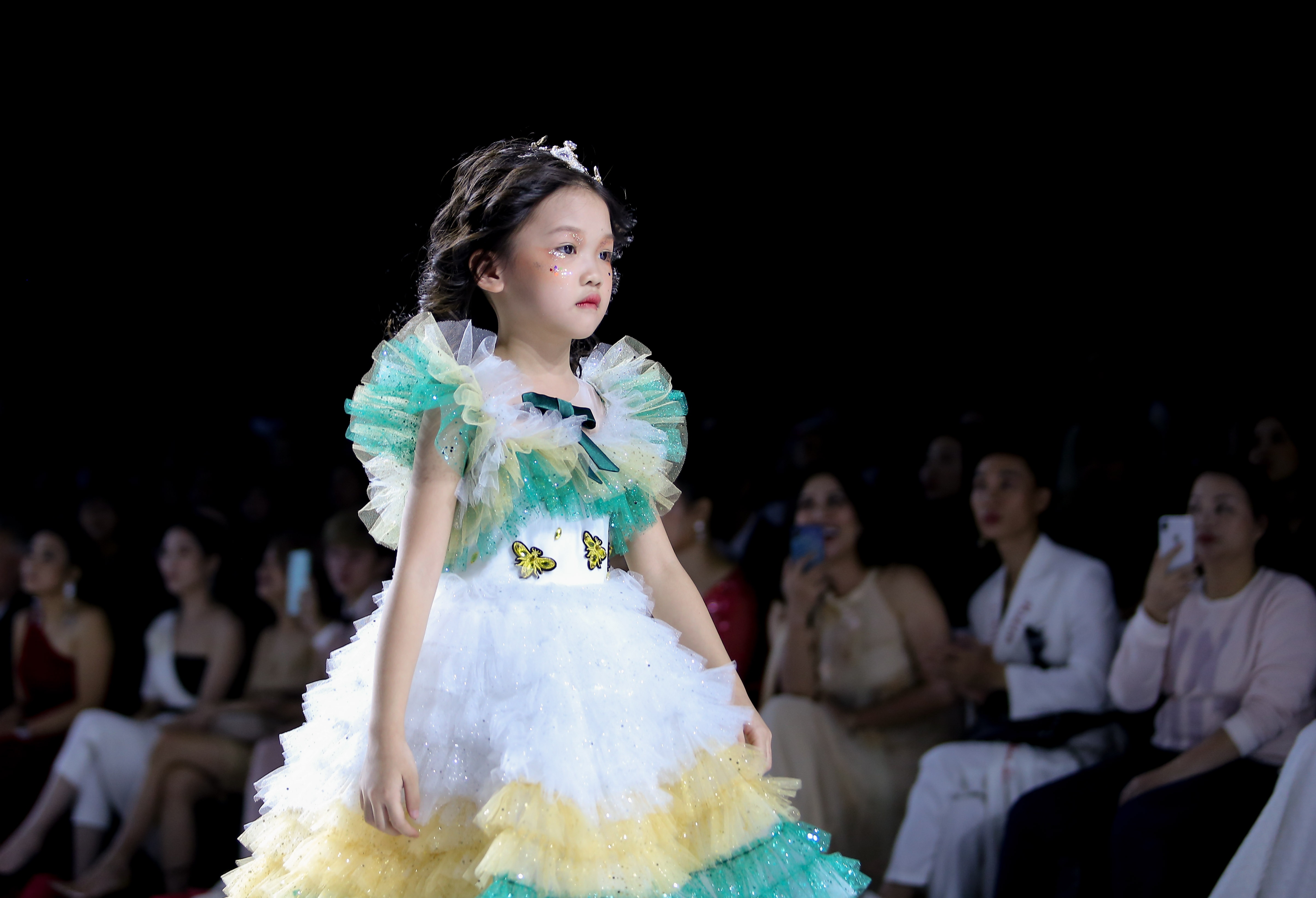 Sàn catwalk của công chúa ung thư máu ảnh 10 San catwalk cua cong chua ung thu mau anh 10