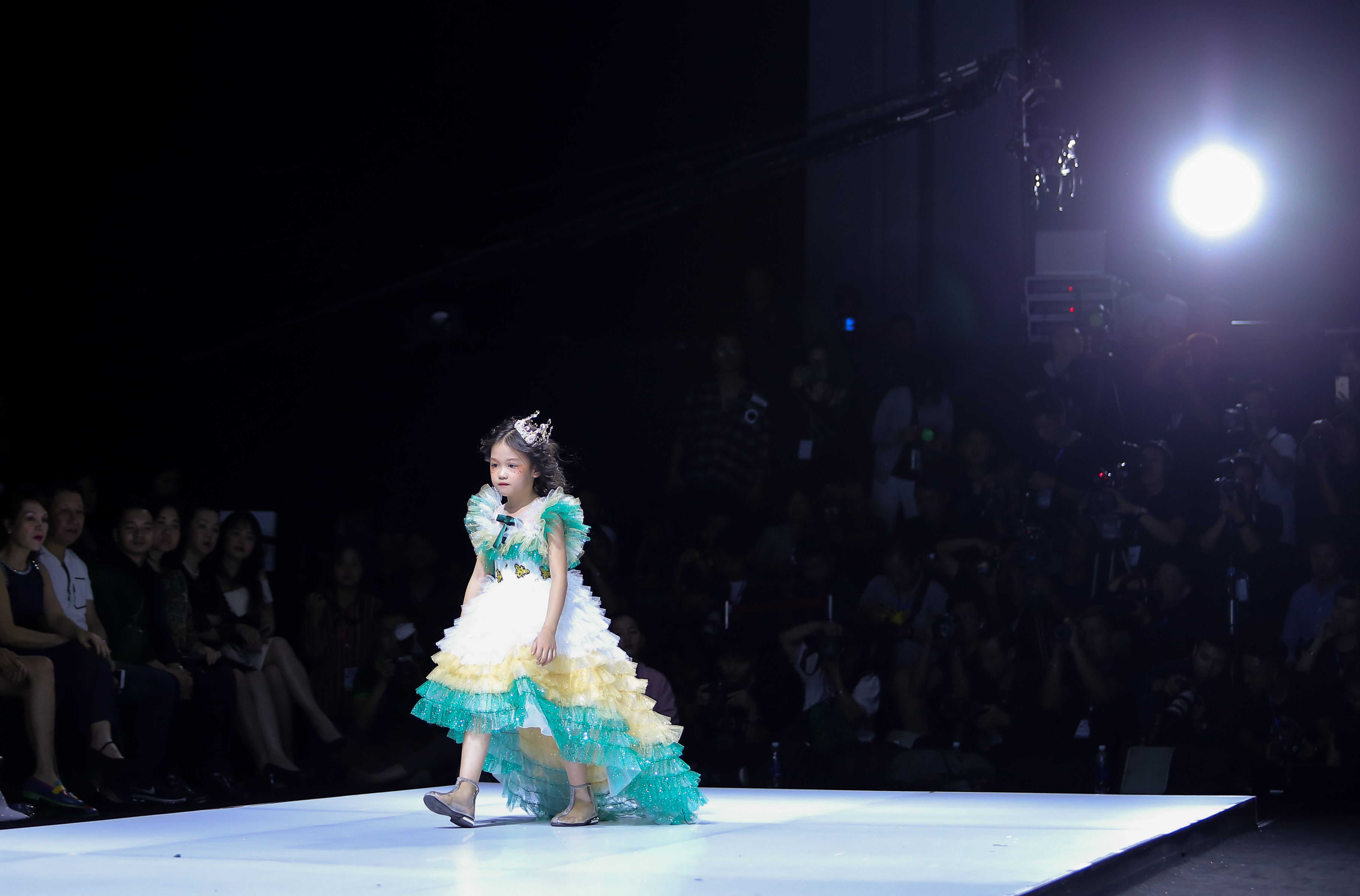 Sàn catwalk của công chúa ung thư máu ảnh 38 San catwalk cua cong chua ung thu mau anh 38