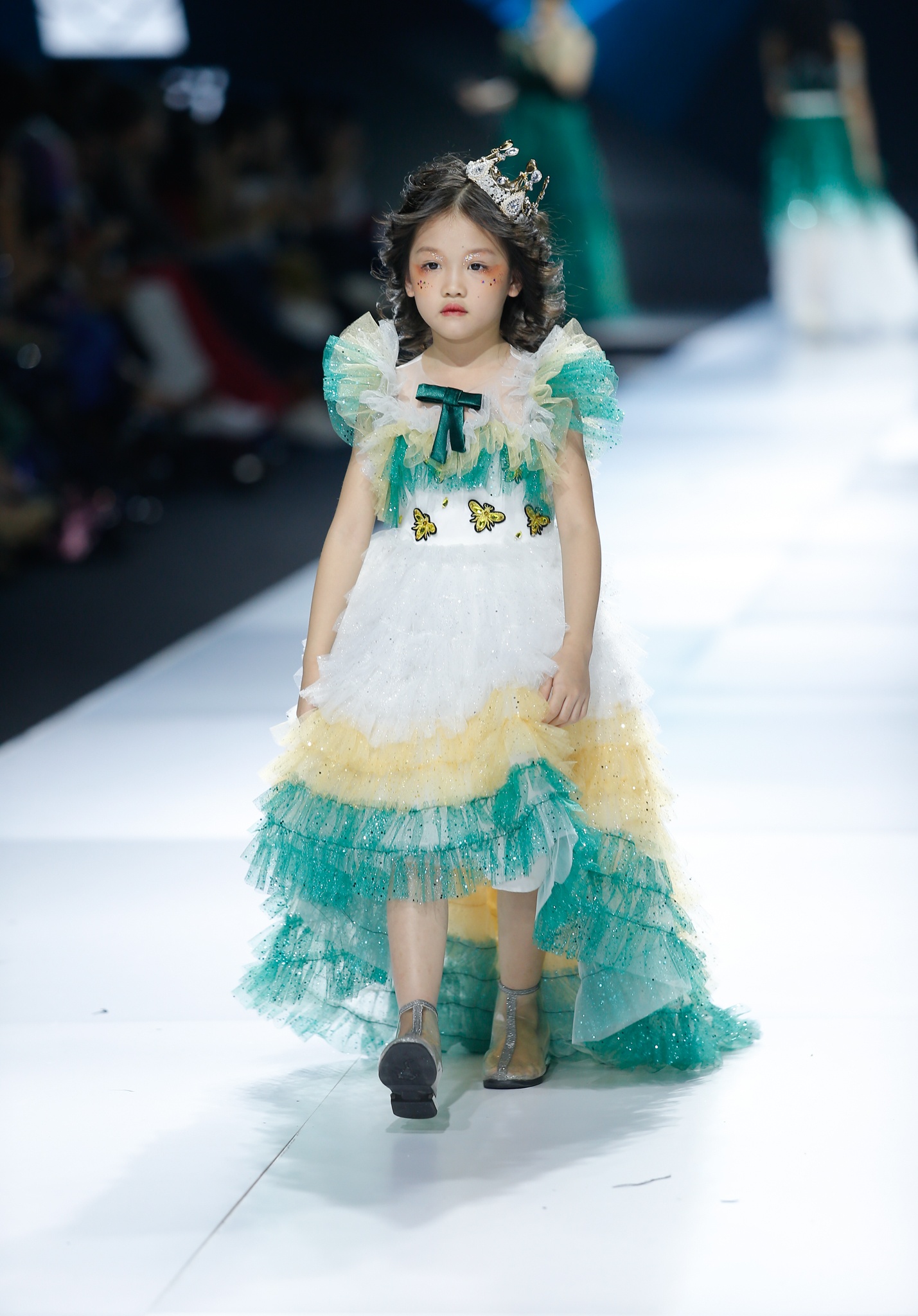 Sàn catwalk của công chúa ung thư máu ảnh 4 San catwalk cua cong chua ung thu mau anh 4