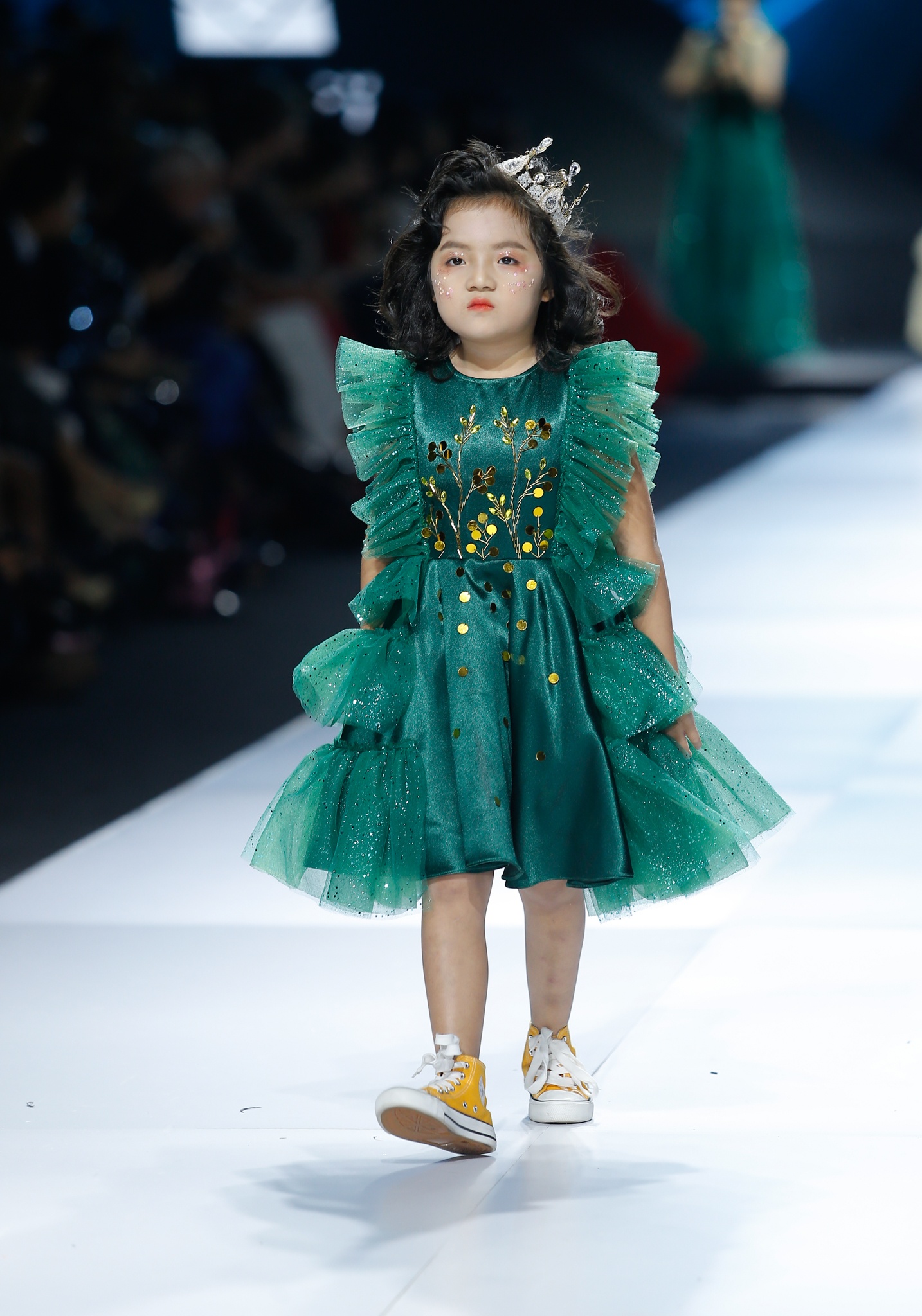 Sàn catwalk của công chúa ung thư máu ảnh 6 San catwalk cua cong chua ung thu mau anh 6