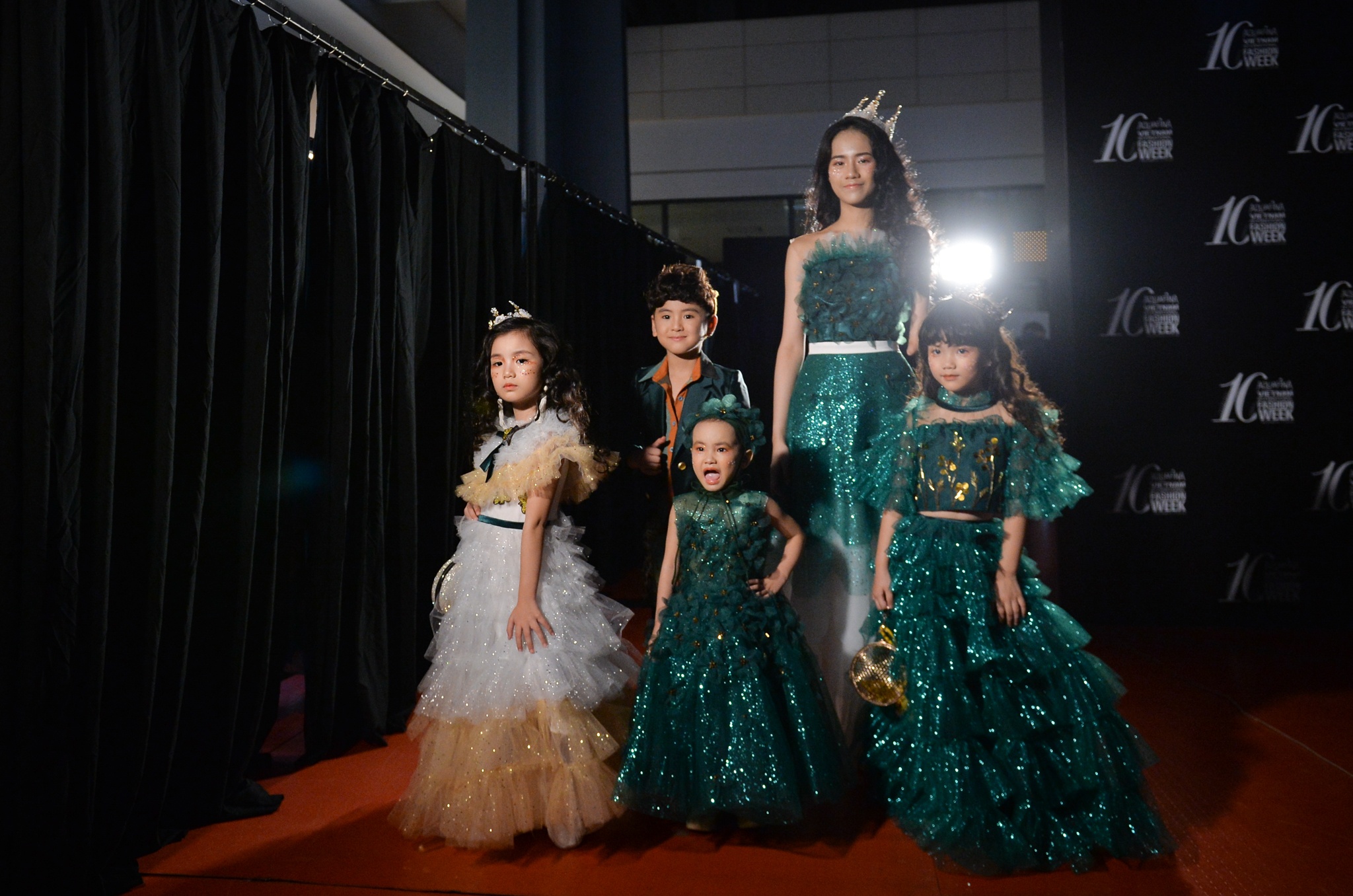 Sàn catwalk của công chúa ung thư máu ảnh 30 San catwalk cua cong chua ung thu mau anh 30