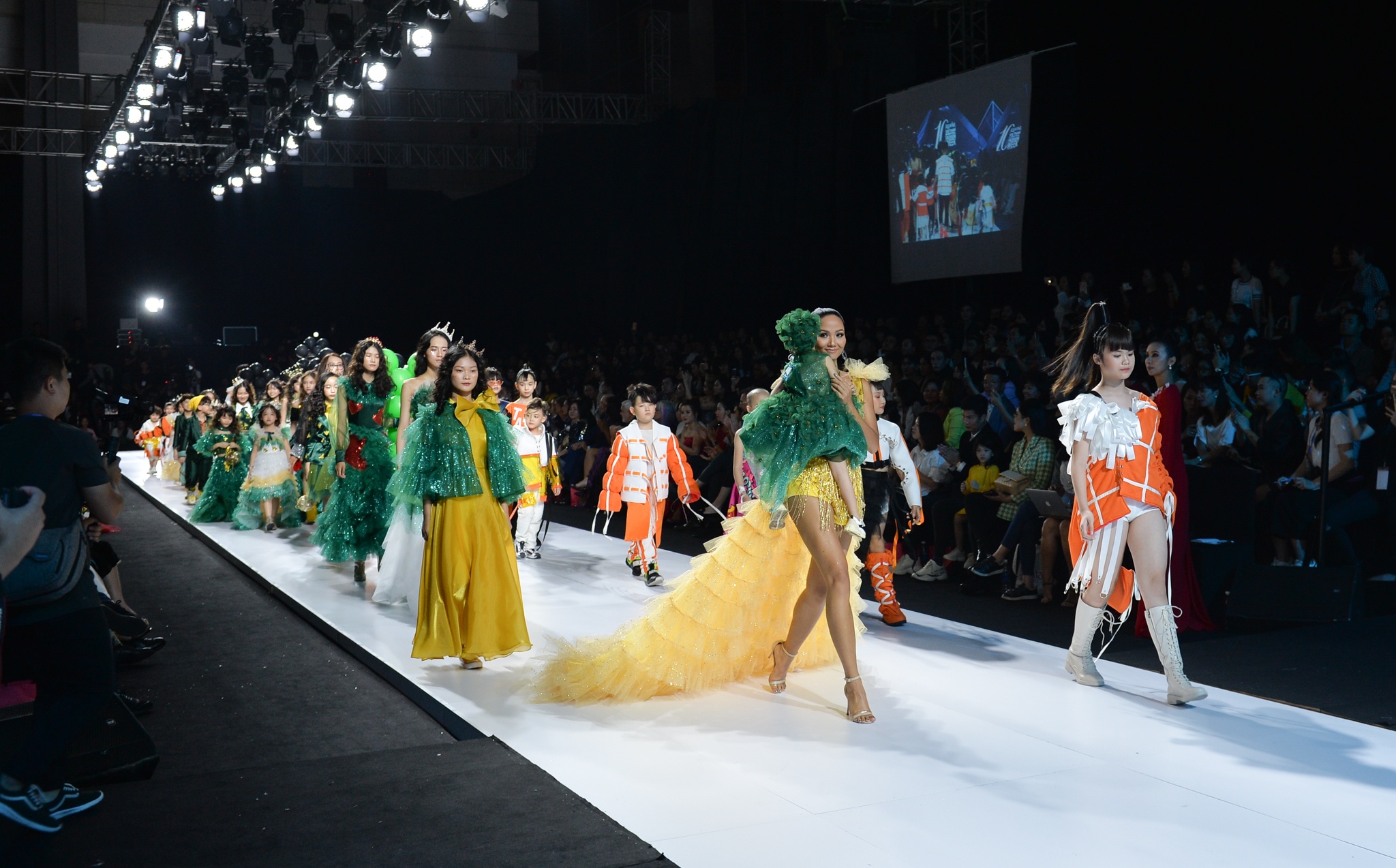 Sàn catwalk của công chúa ung thư máu ảnh 2 San catwalk cua cong chua ung thu mau anh 2