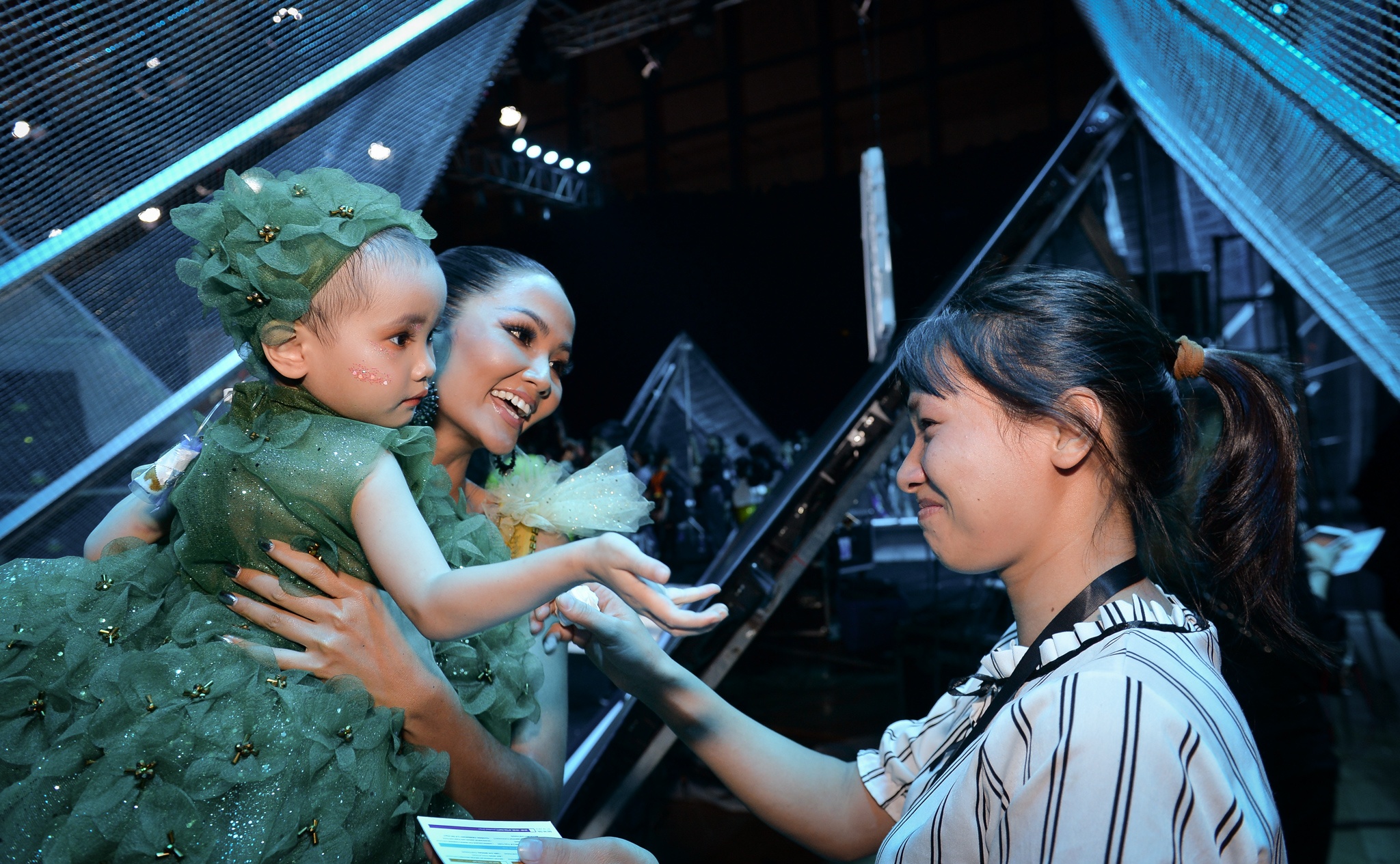 Sàn catwalk của công chúa ung thư máu ảnh 13 San catwalk cua cong chua ung thu mau anh 13