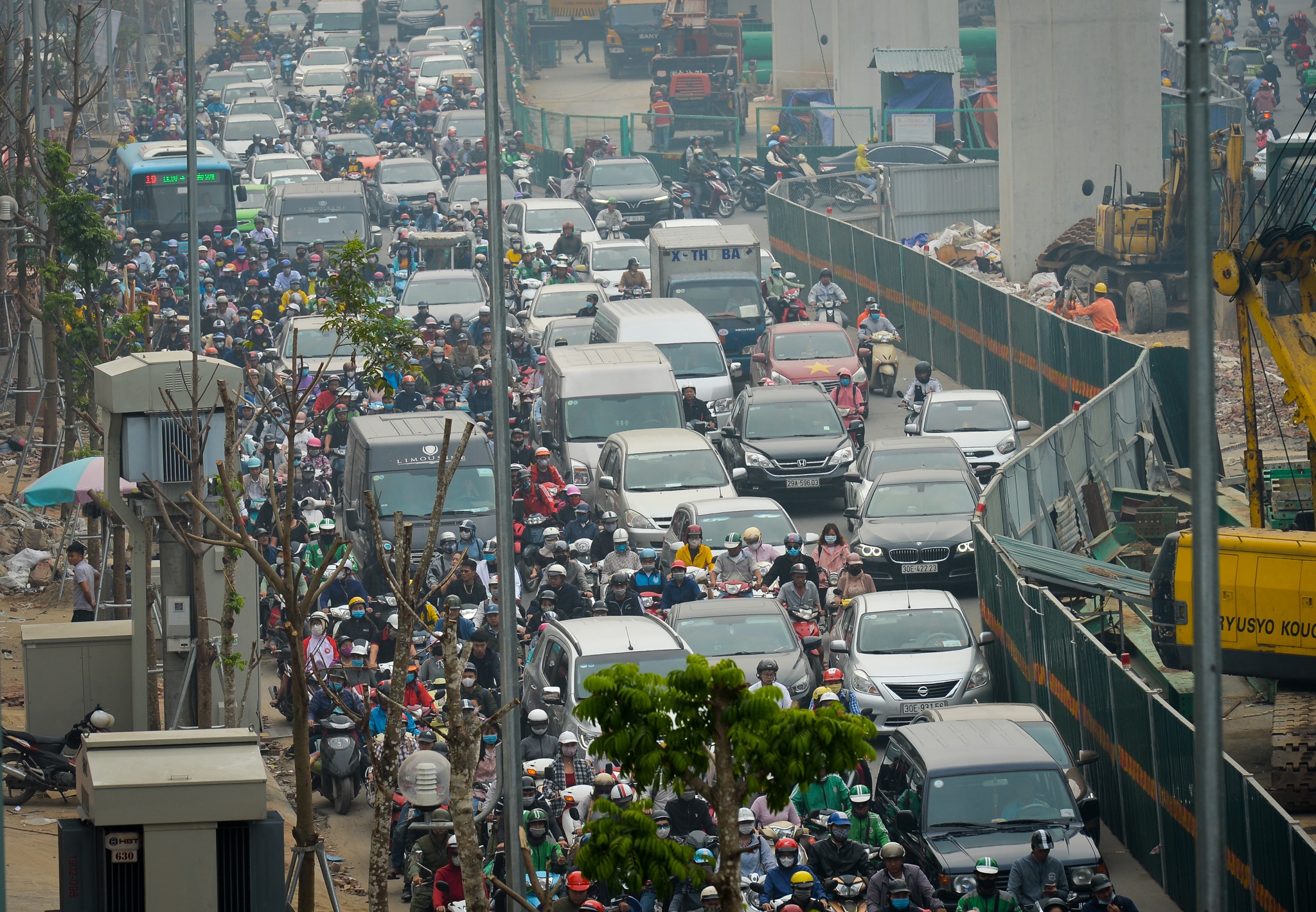 Nguoi dan tap the duc tren xe may vi tac duong anh 1