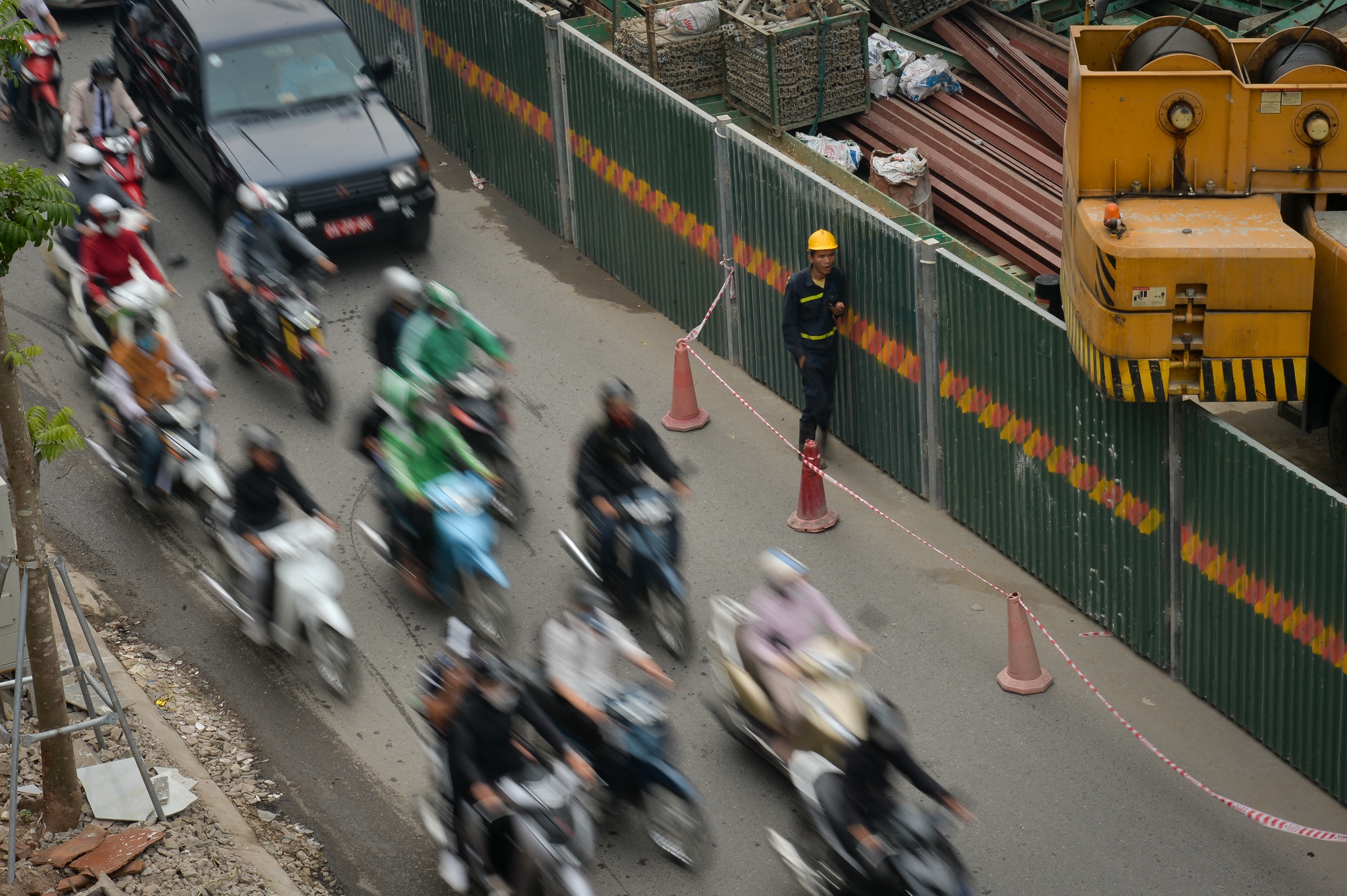 Nguoi dan tap the duc tren xe may vi tac duong anh 2