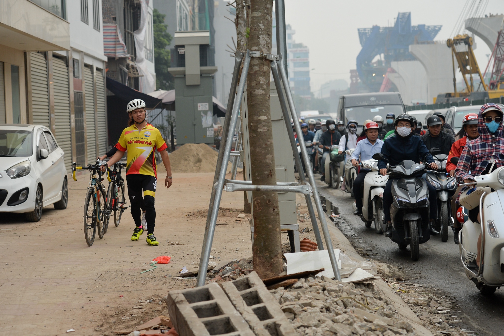 Nguoi dan tap the duc tren xe may vi tac duong anh 3