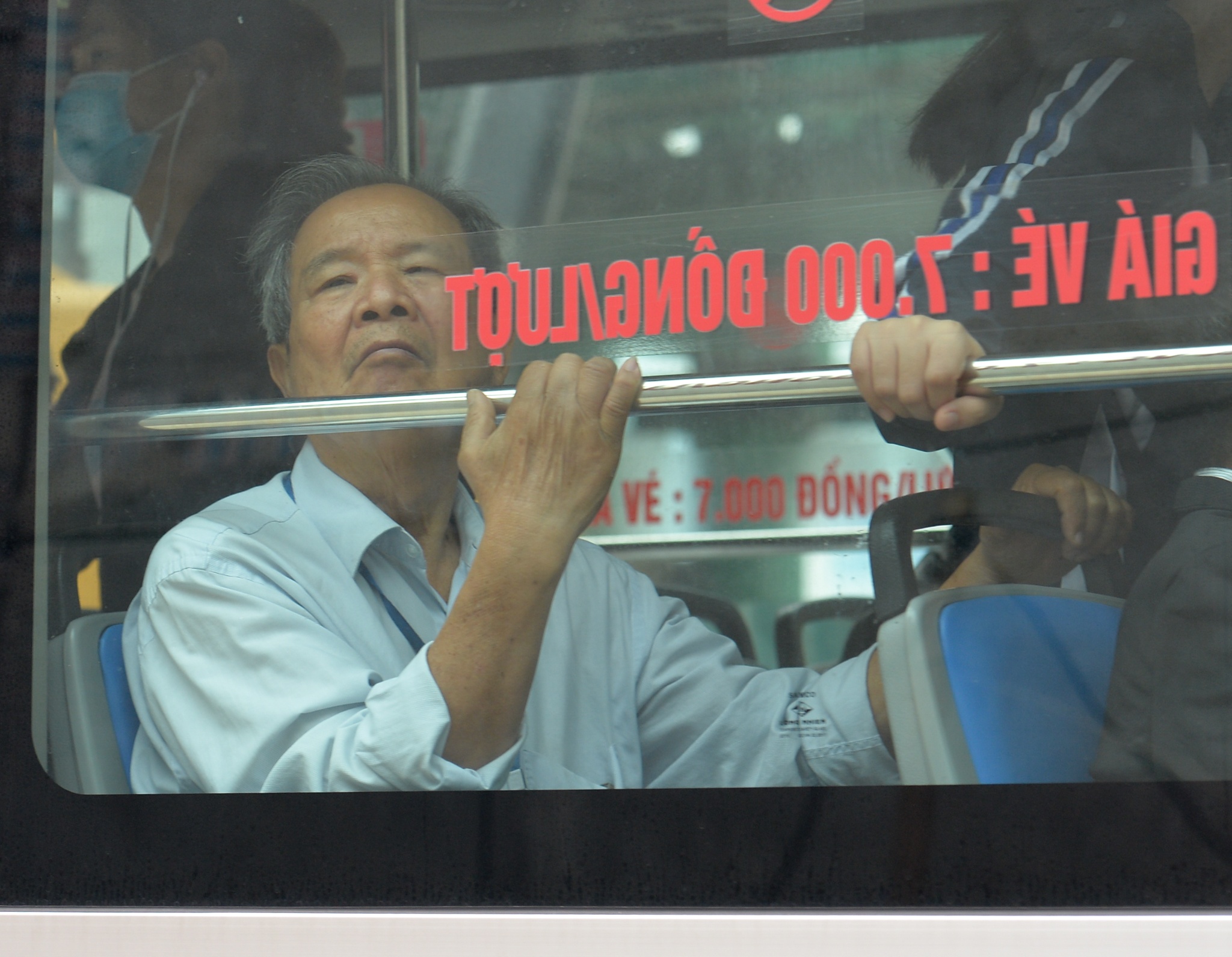 Nguoi dan tap the duc tren xe may vi tac duong anh 4