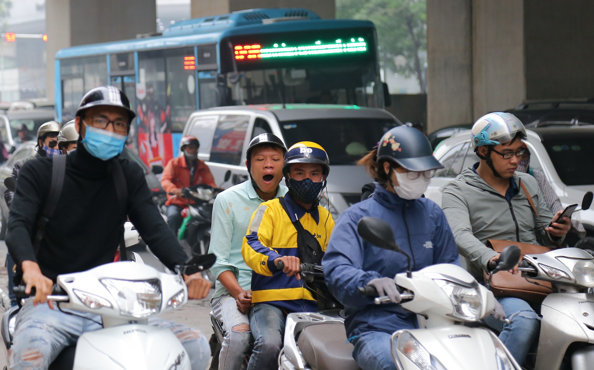 Nguoi dan tap the duc tren xe may vi tac duong anh 6