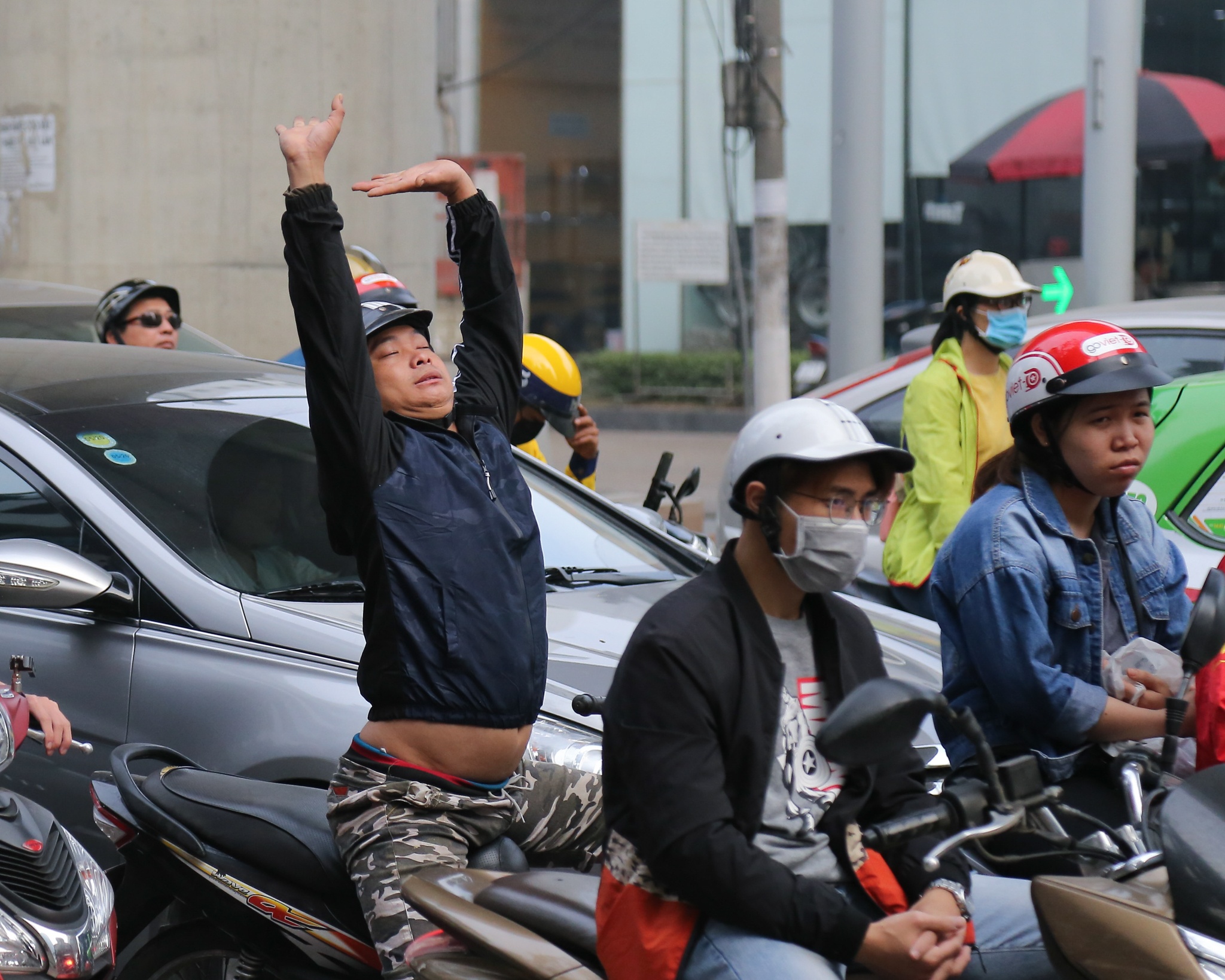 Nguoi dan tap the duc tren xe may vi tac duong anh 7