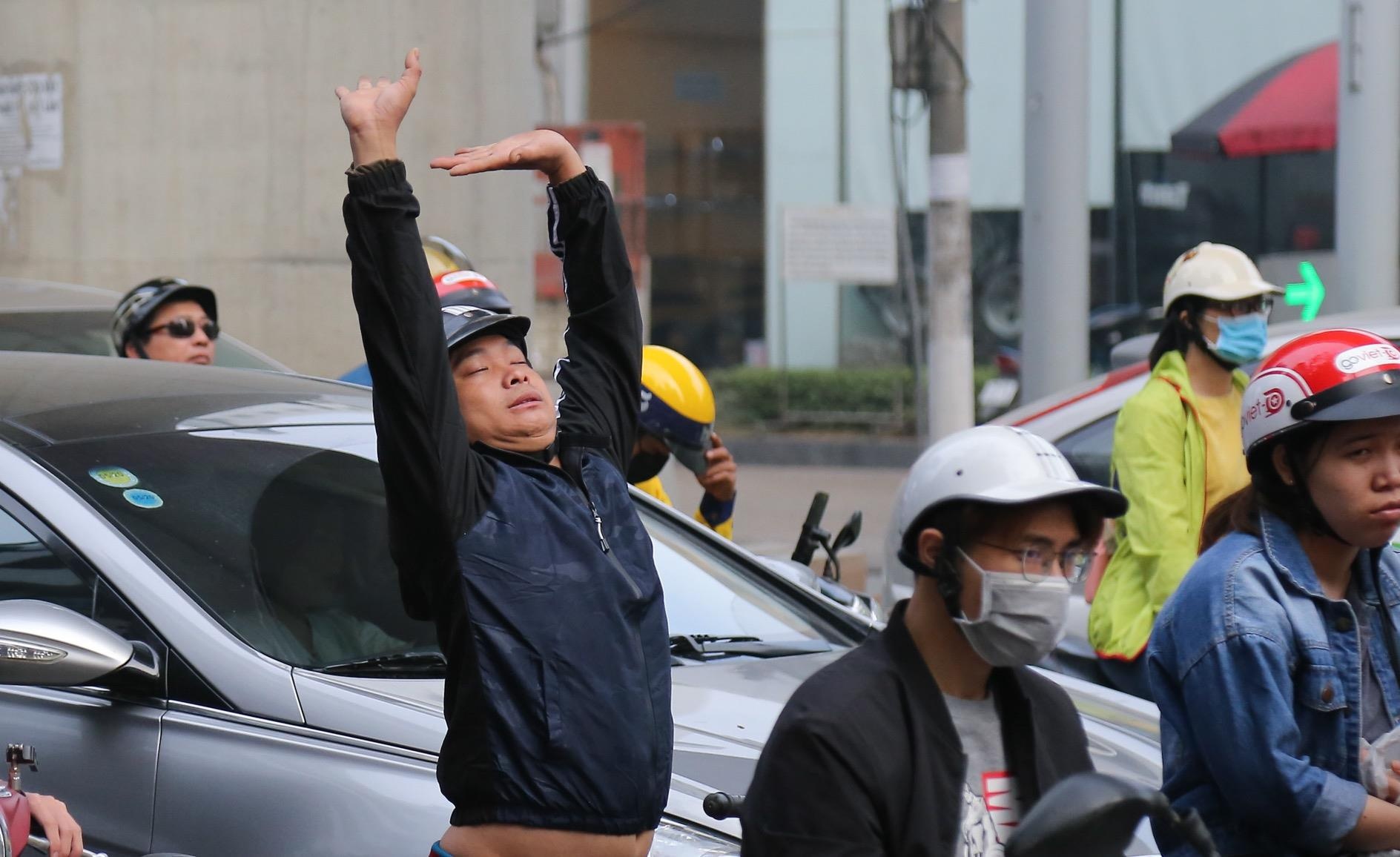 Nguoi dan tap the duc tren xe may trong luc tac duong hinh anh