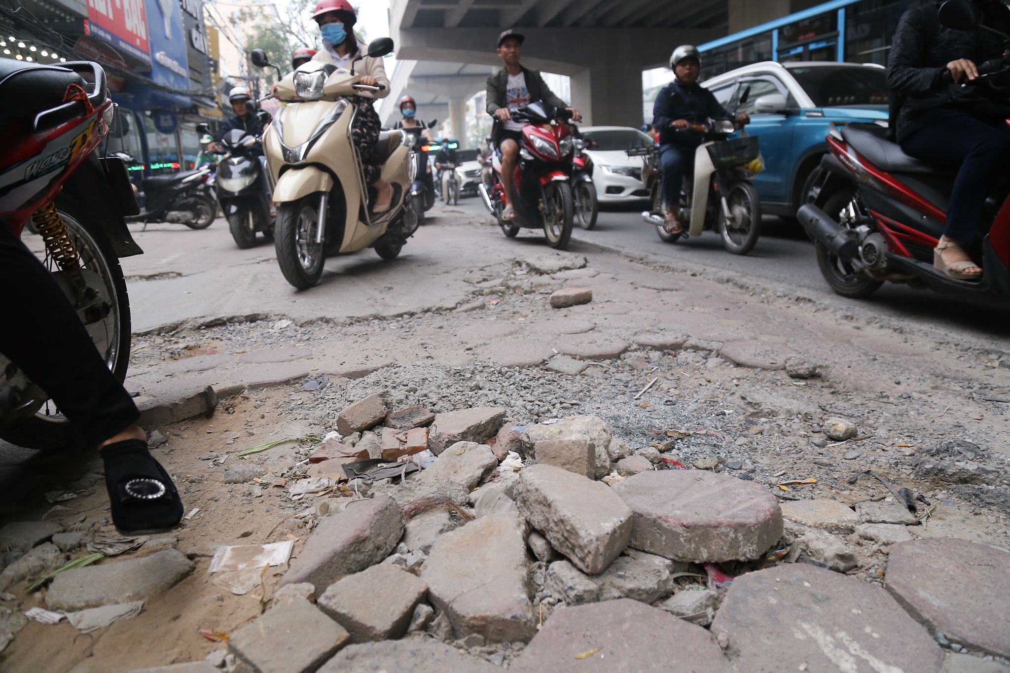 Nguoi dan tap the duc tren xe may vi tac duong anh 8