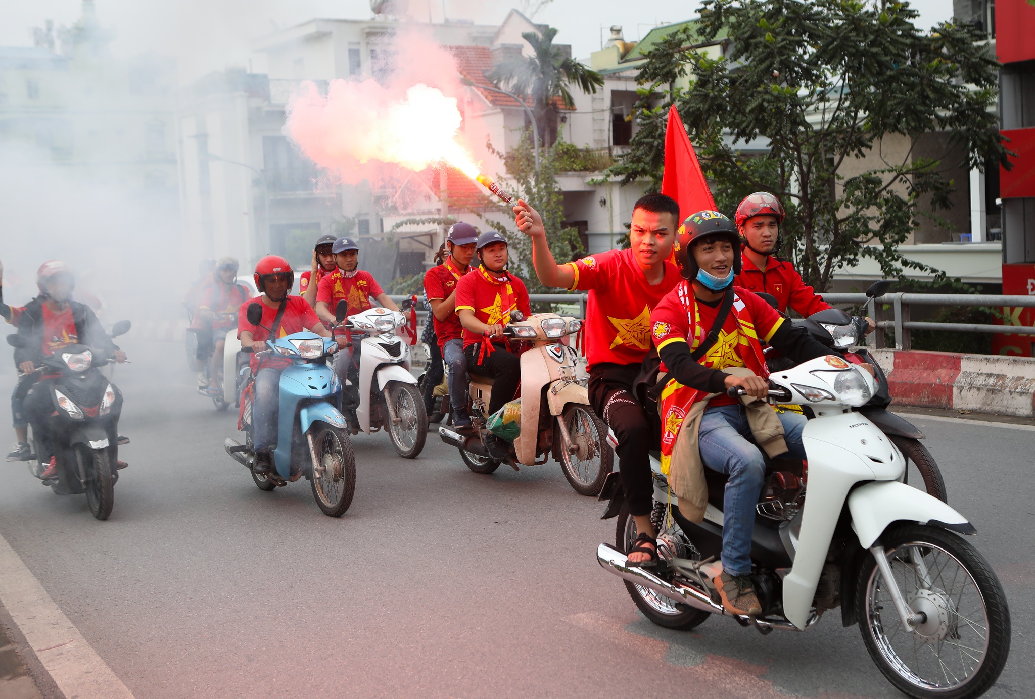 Cổ động viên diễu hành quanh Hồ Gươm ảnh 10 Co dong vien dieu hanh quanh Ho Guom anh 10