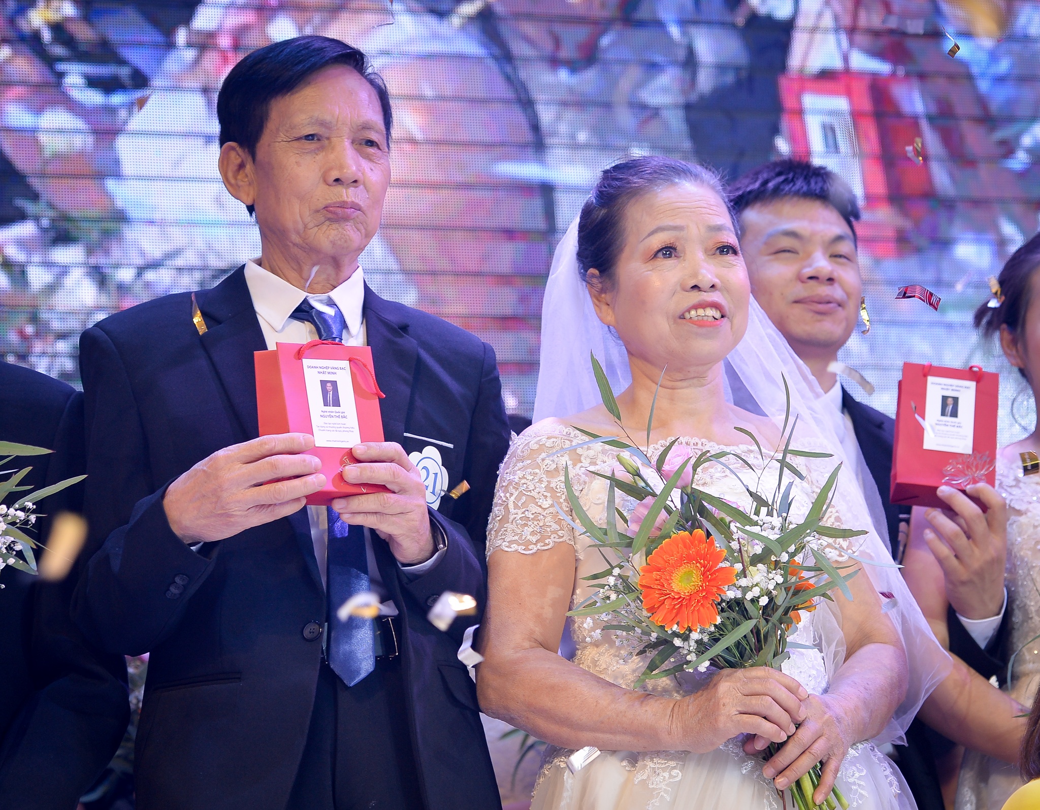 Mac vay co dau o tuoi ngoai 70 hinh anh