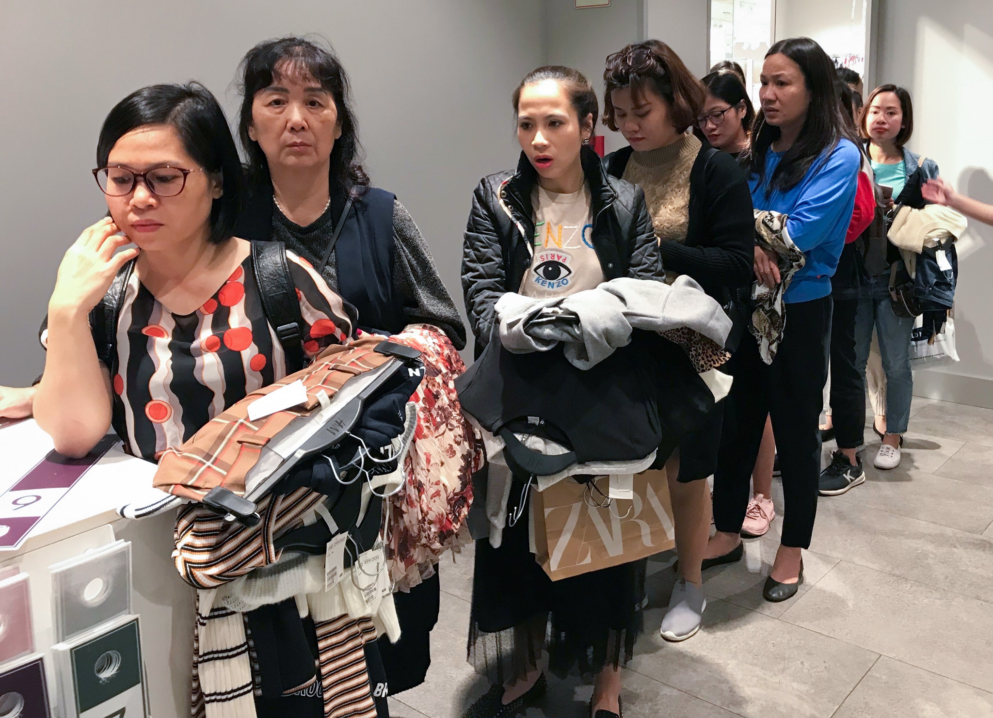 Giam gia 50-80% ngay Black Friday, khach van ho hung hinh anh