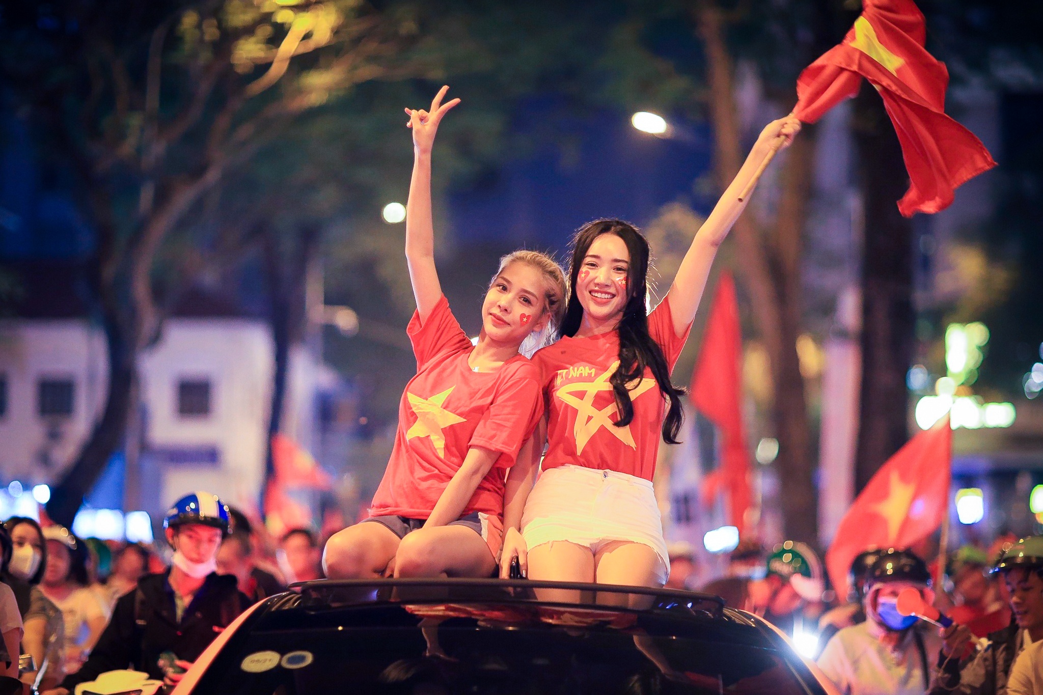 Co dong vien om nhau khoc anh 9