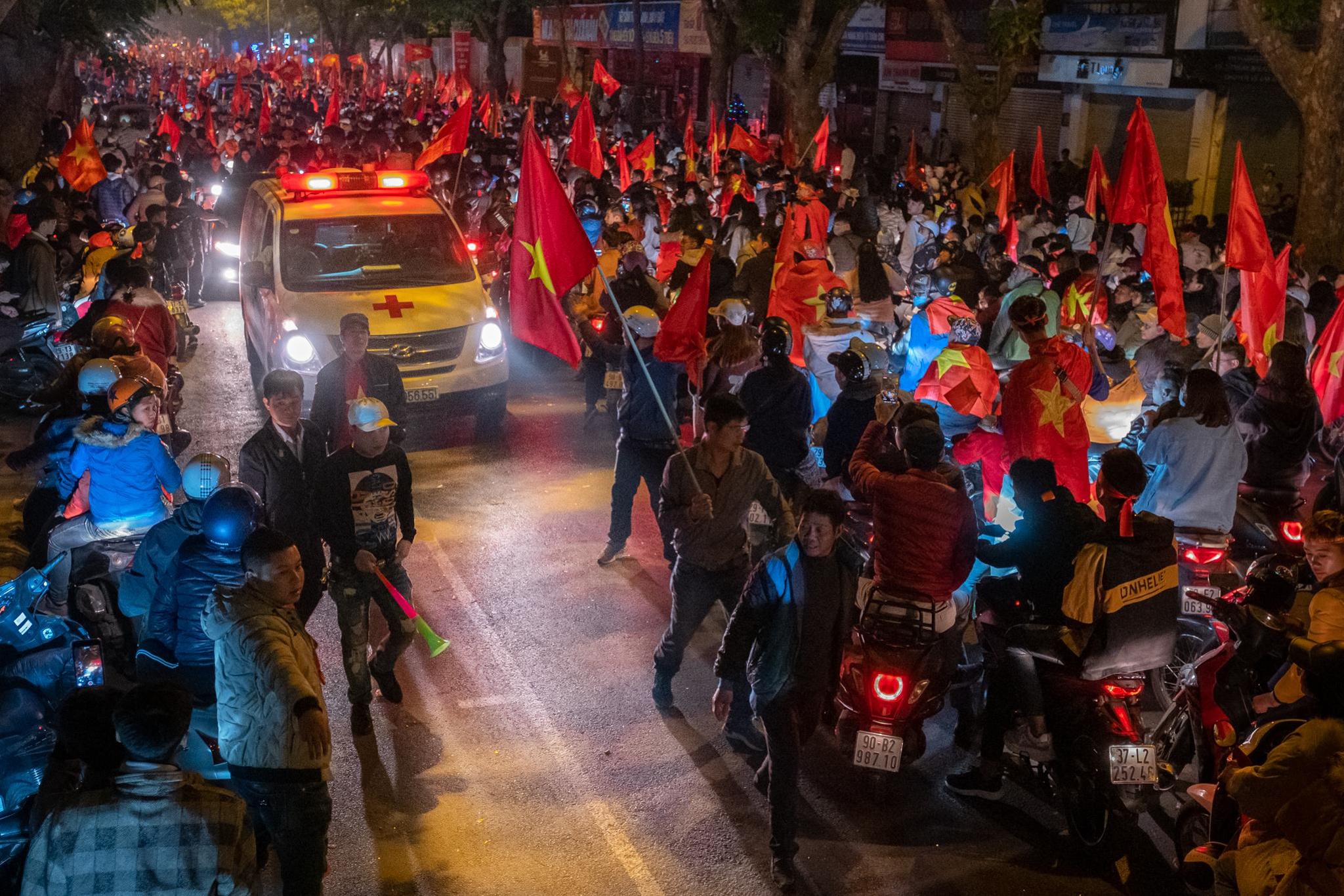 Co dong vien om nhau khoc anh 11