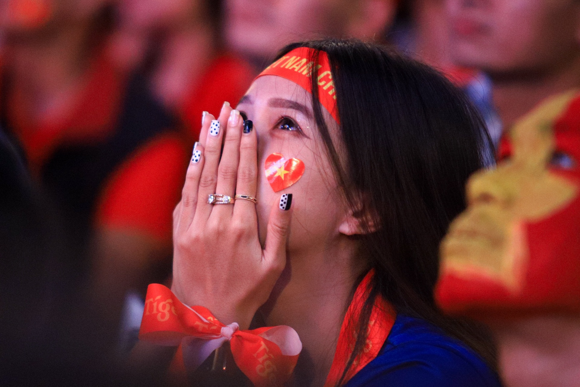 Co dong vien om nhau khoc anh 2