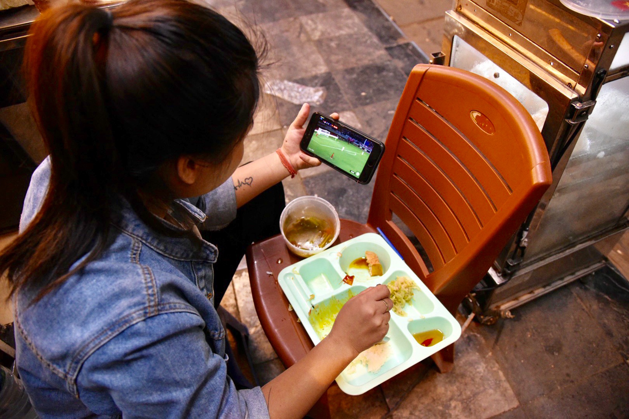 Co dong vien om nhau khoc anh 3