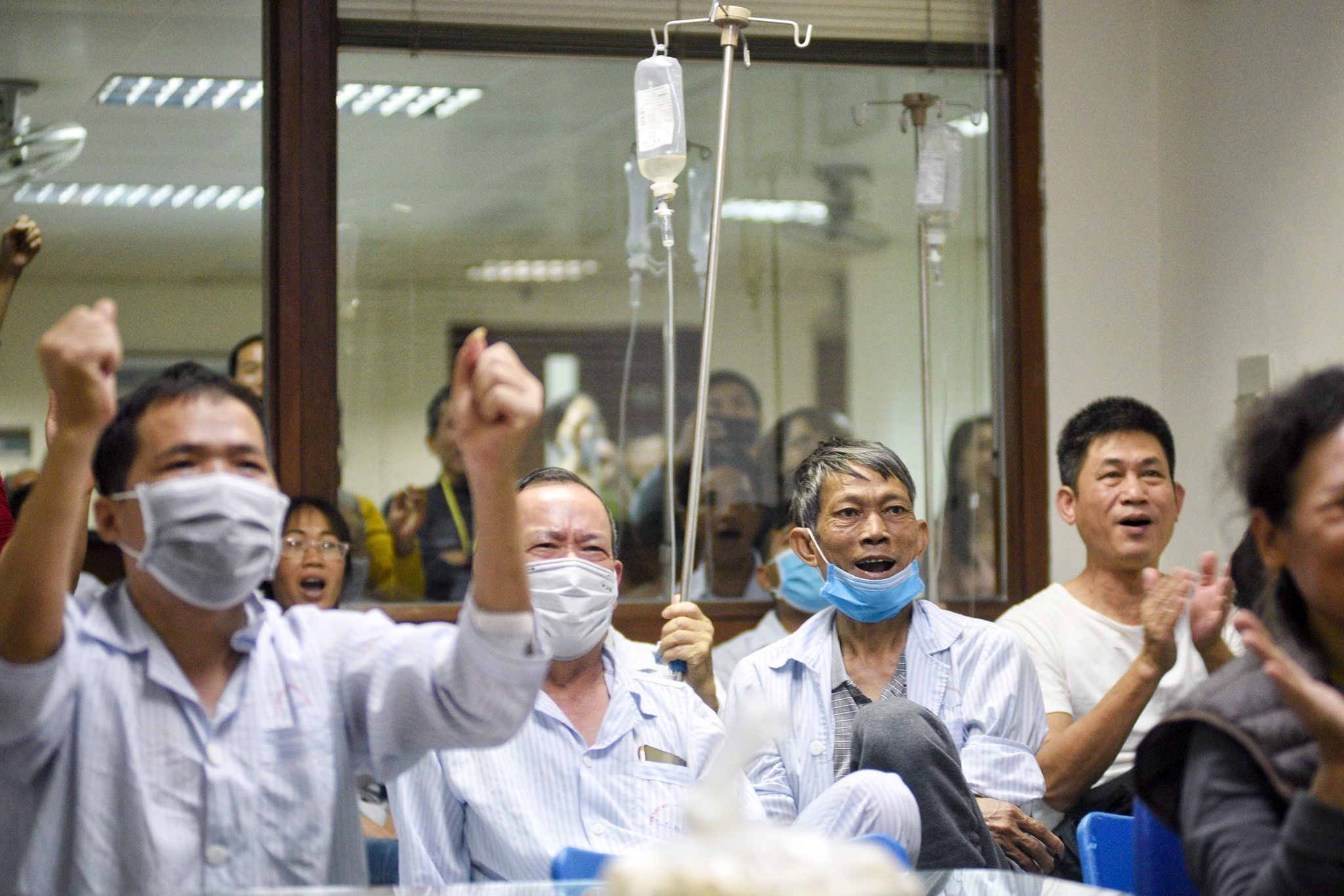 Co dong vien om nhau khoc anh 4