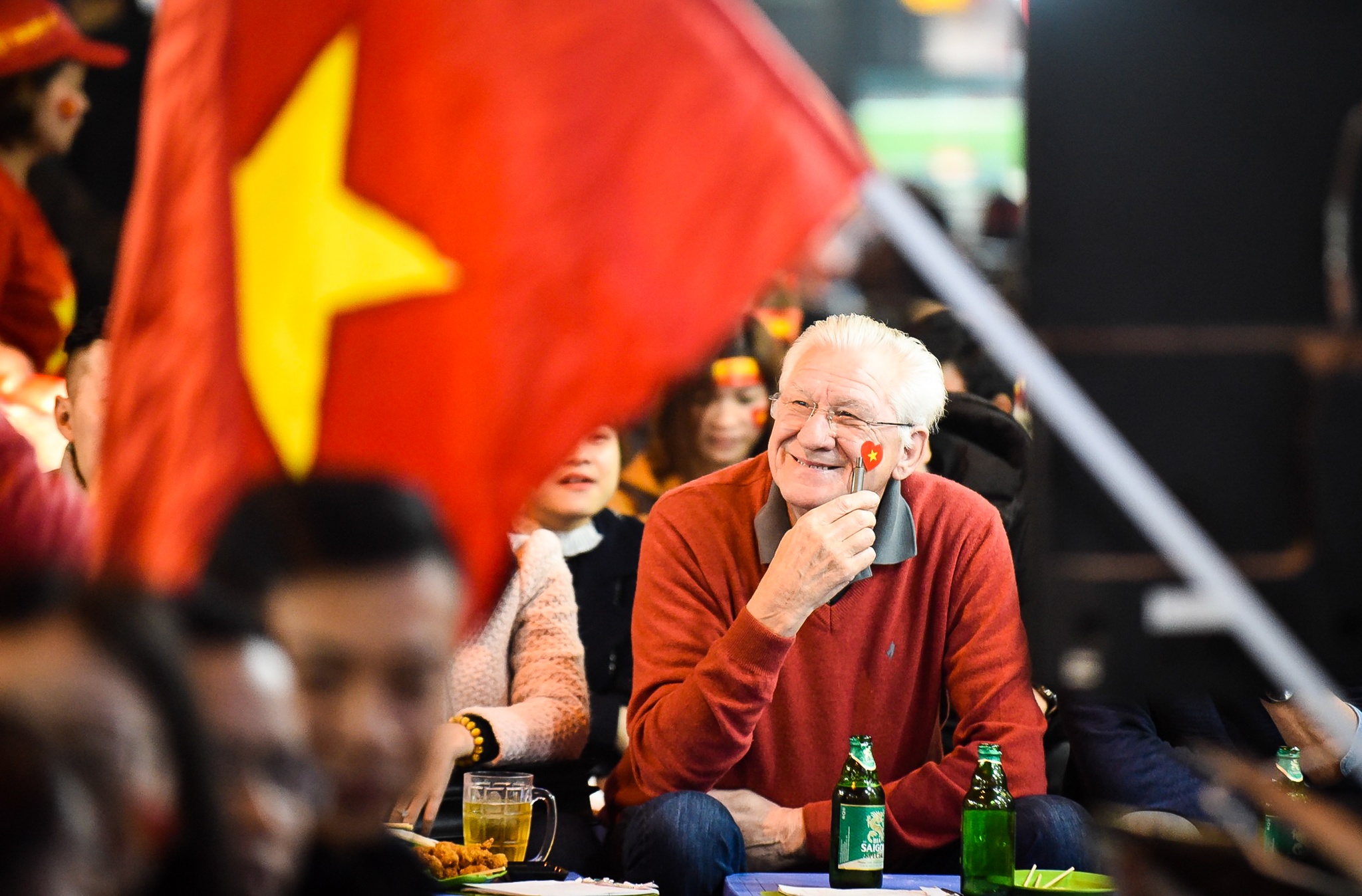 Co dong vien om nhau khoc anh 6