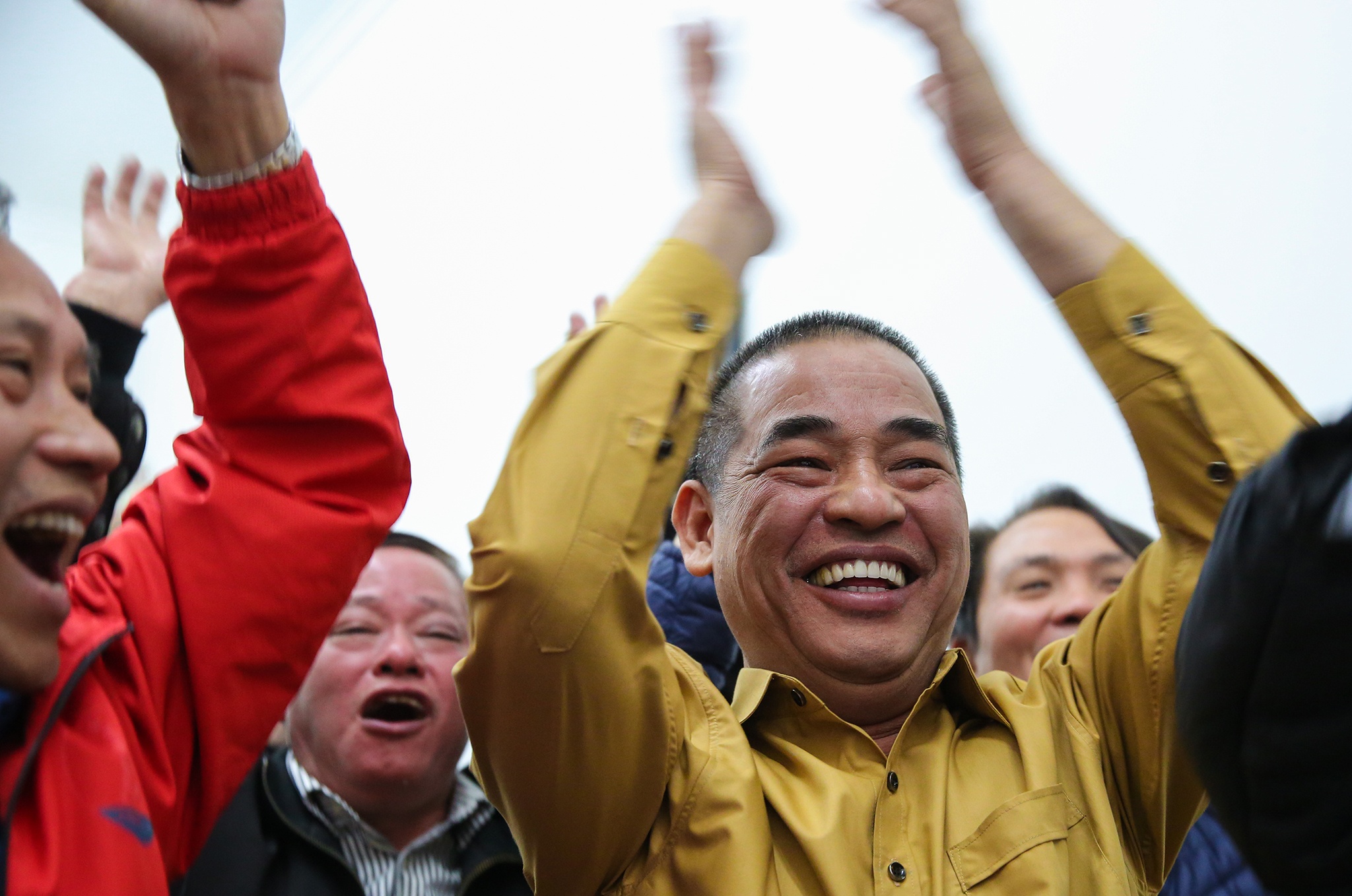 Co dong vien om nhau khoc anh 5