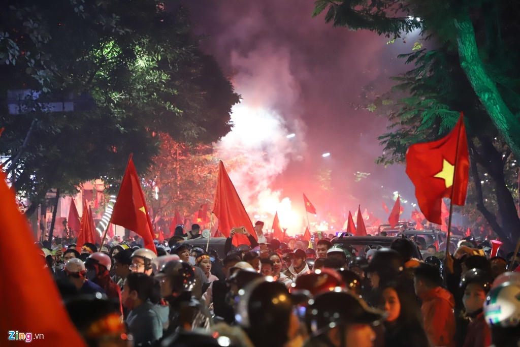 Co dong vien om nhau khoc anh 10