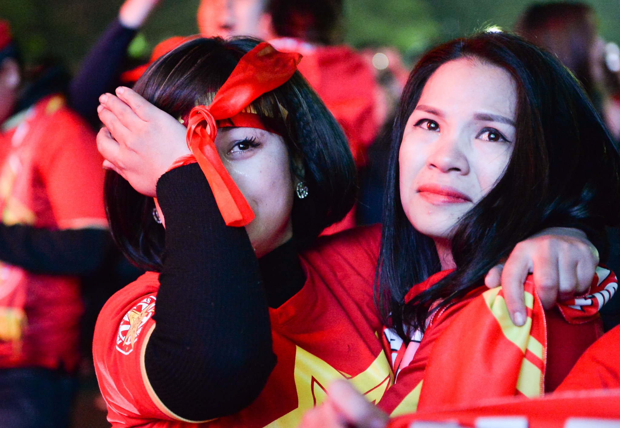 Co dong vien om nhau khoc anh 8