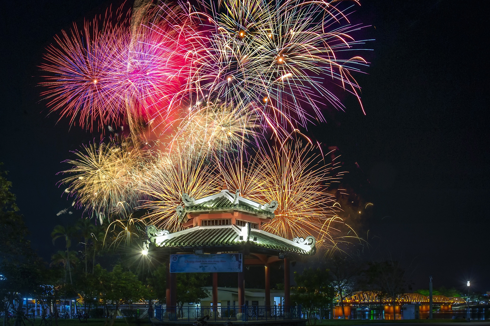 Khoanh khac phao hoa chao nam moi o co do Hue hinh anh