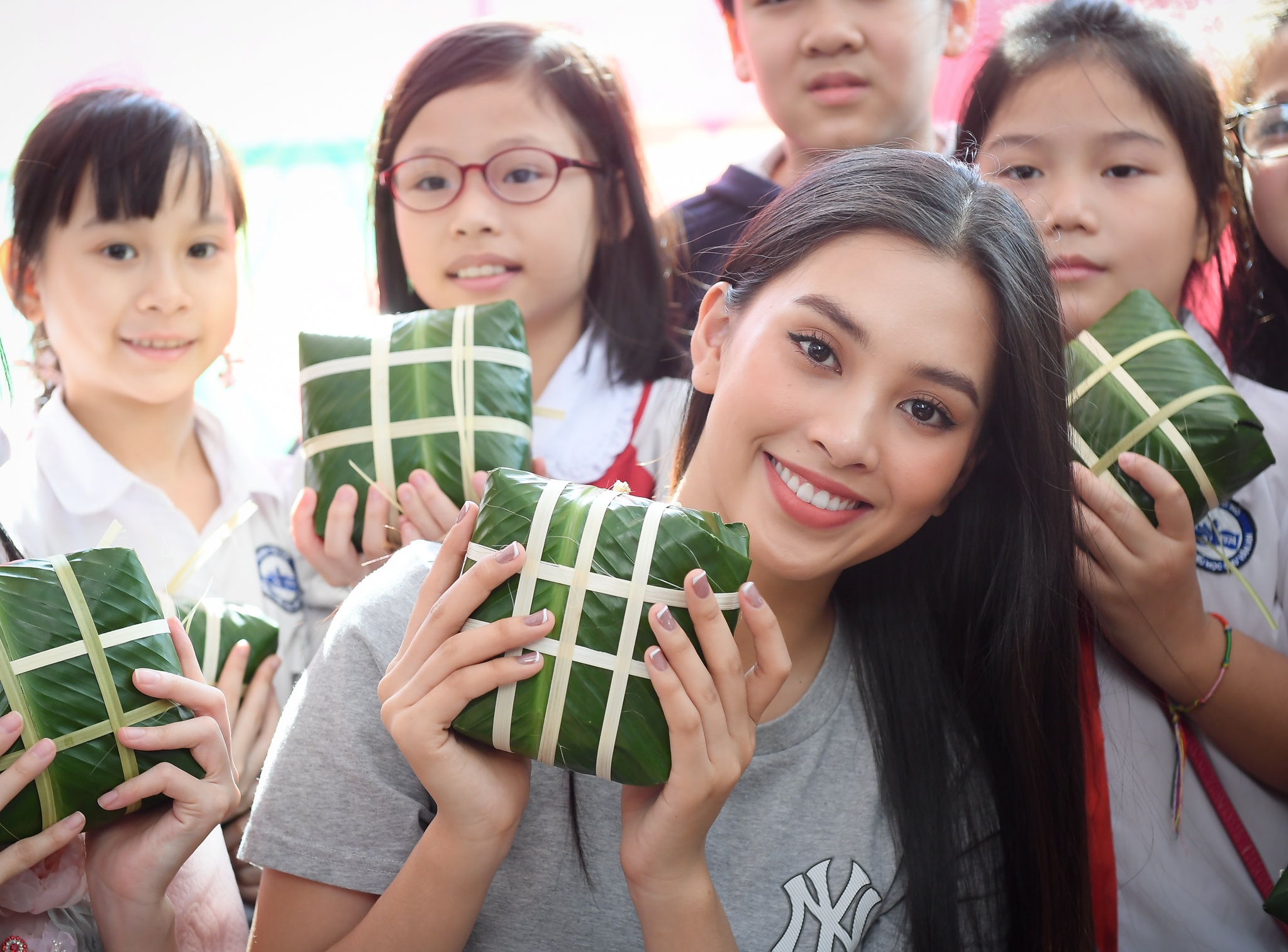 Hoa hau Tieu Vy goi banh chung anh 4