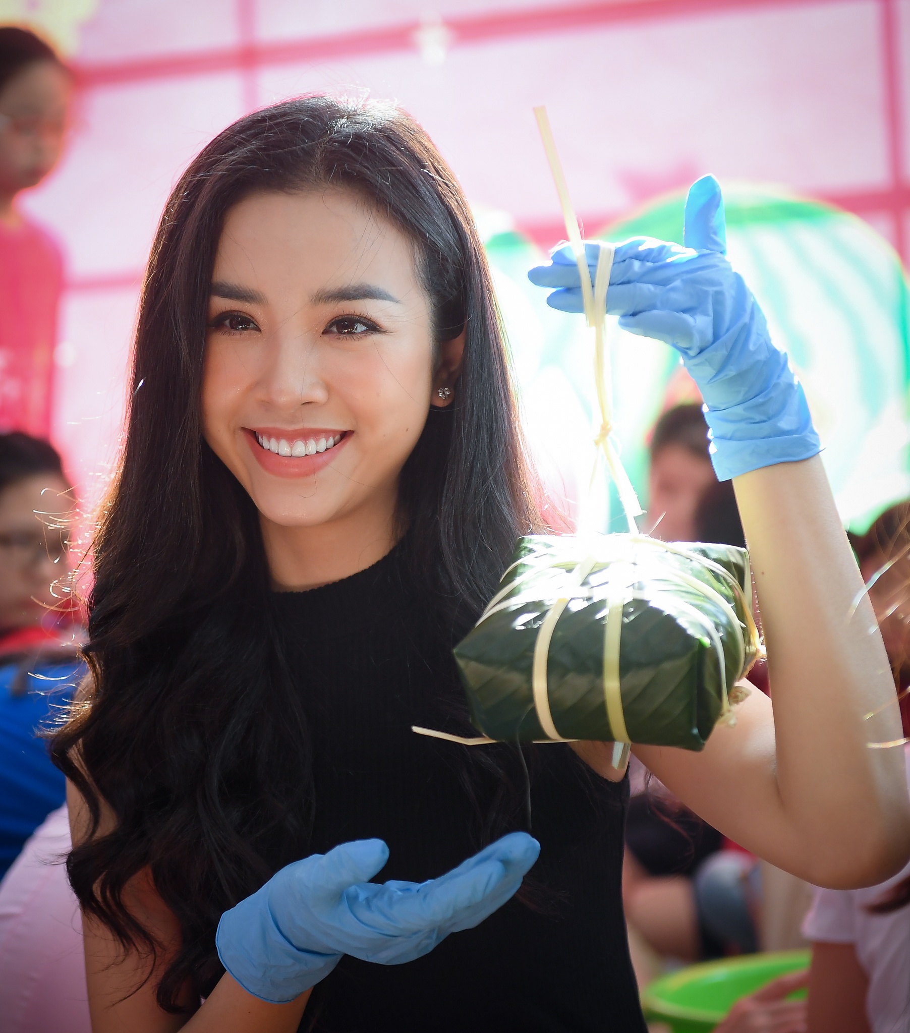 Hoa hau Tieu Vy goi banh chung anh 6