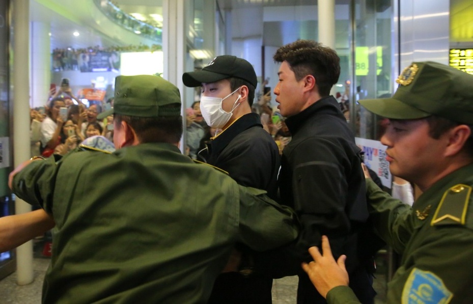 Hai thanh vien EXO bi hang nghin fan Viet xo day o san bay Noi Bai hinh anh