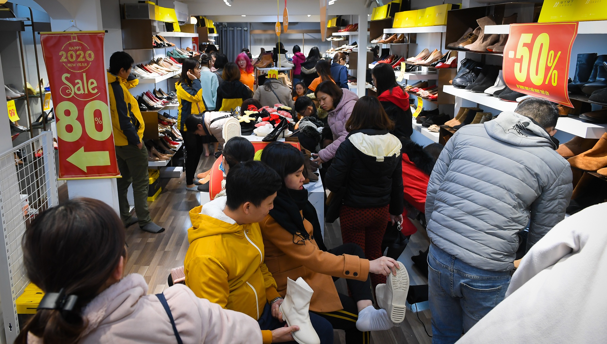 be con cho vo mua quan ao anh 9