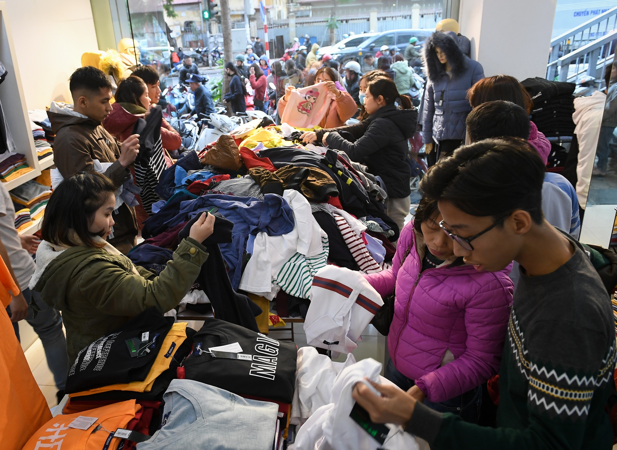 be con cho vo mua quan ao anh 11