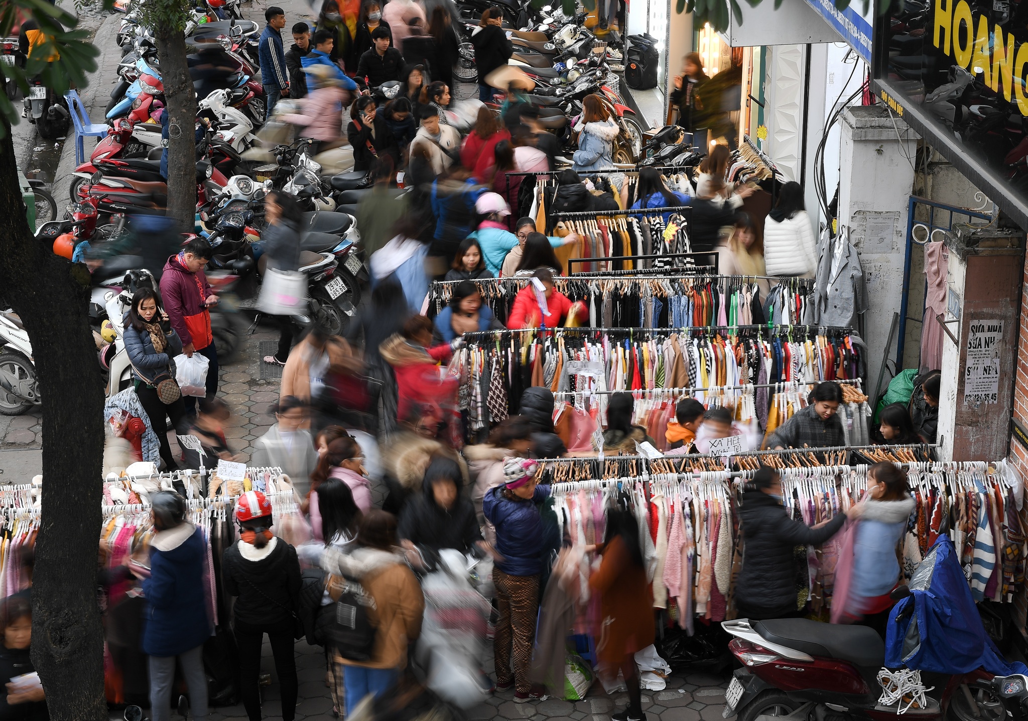 be con cho vo mua quan ao anh 1