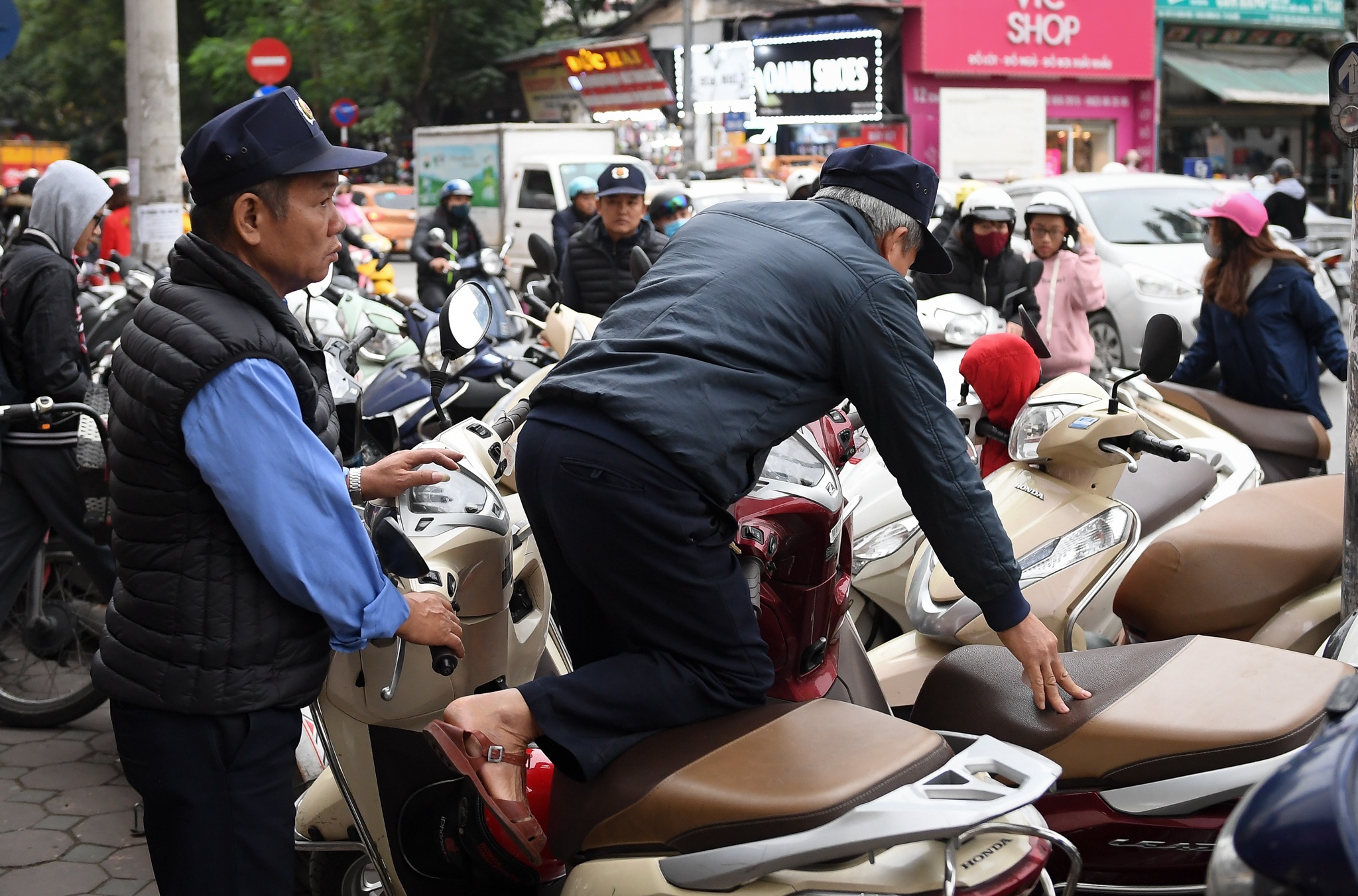 be con cho vo mua quan ao anh 2