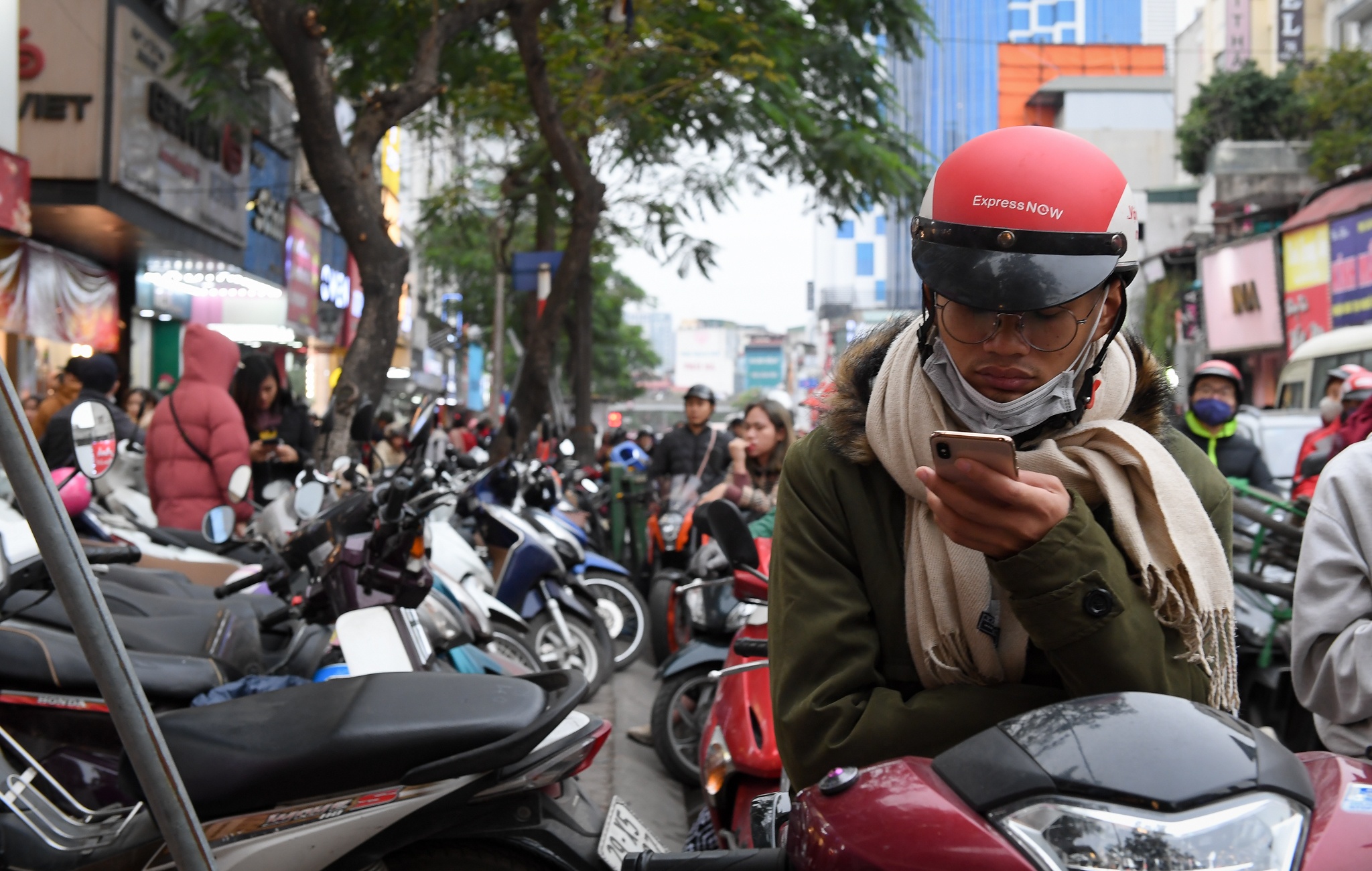 be con cho vo mua quan ao anh 3