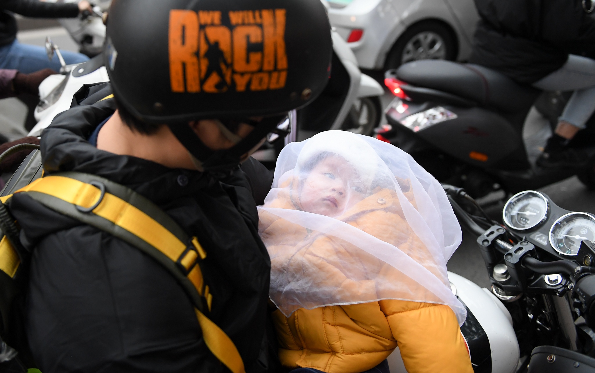 be con cho vo mua quan ao anh 4