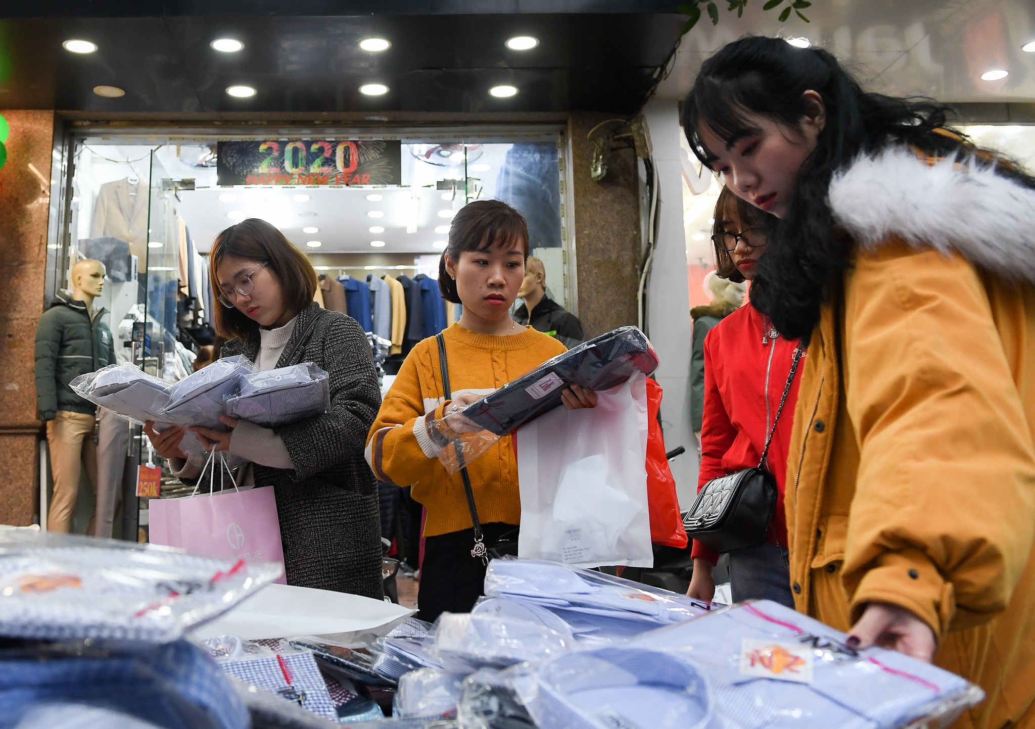 be con cho vo mua quan ao anh 5