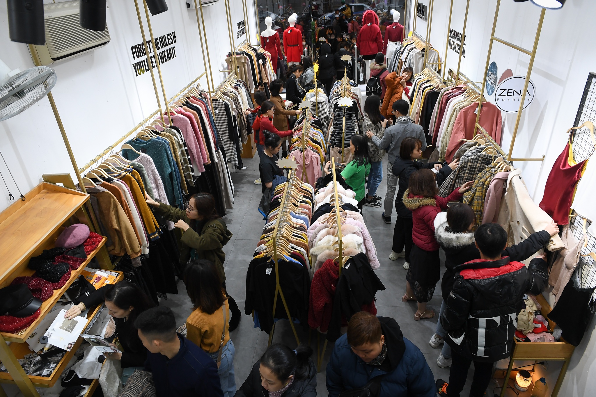 be con cho vo mua quan ao anh 6