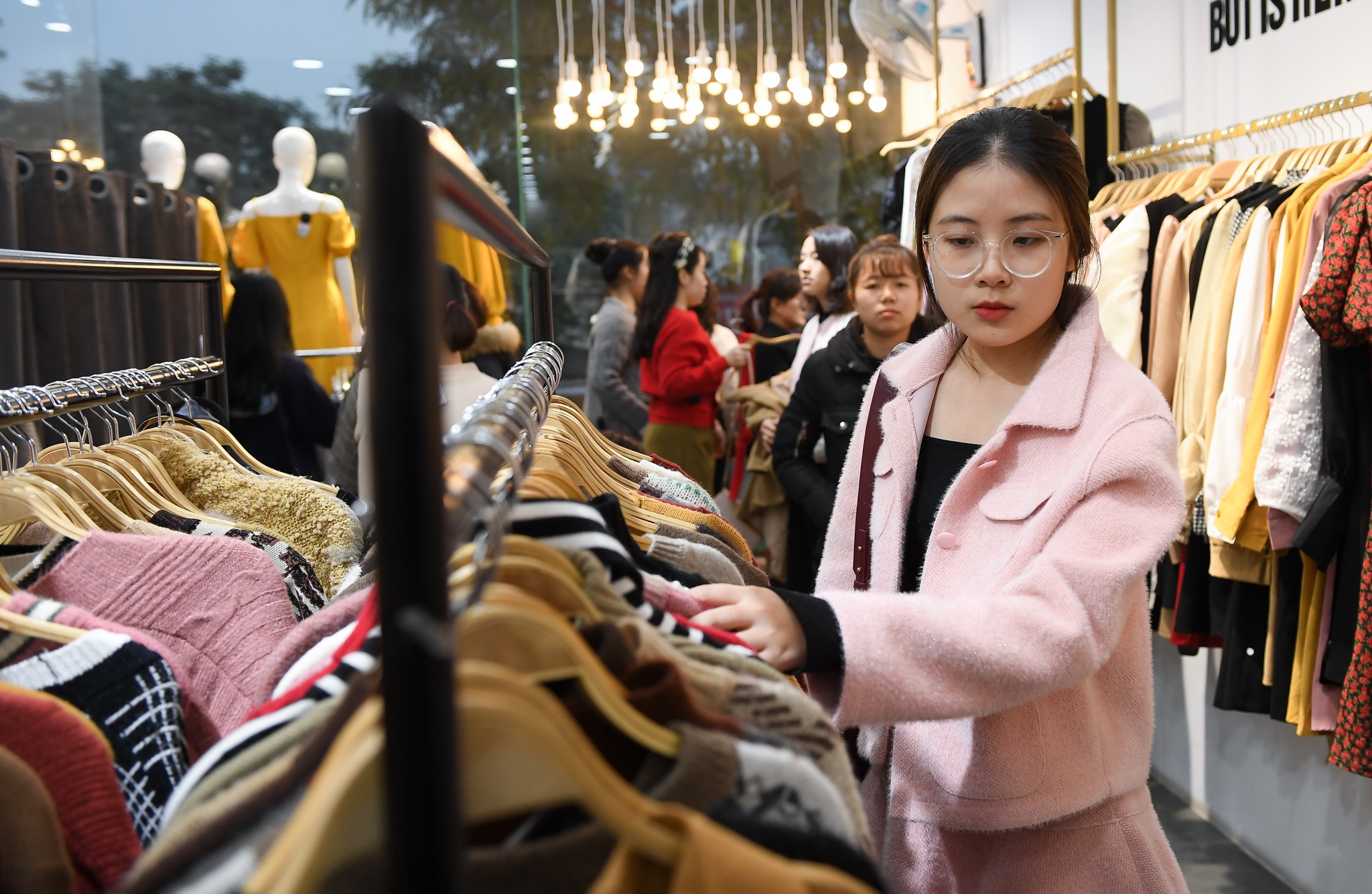 be con cho vo mua quan ao anh 7