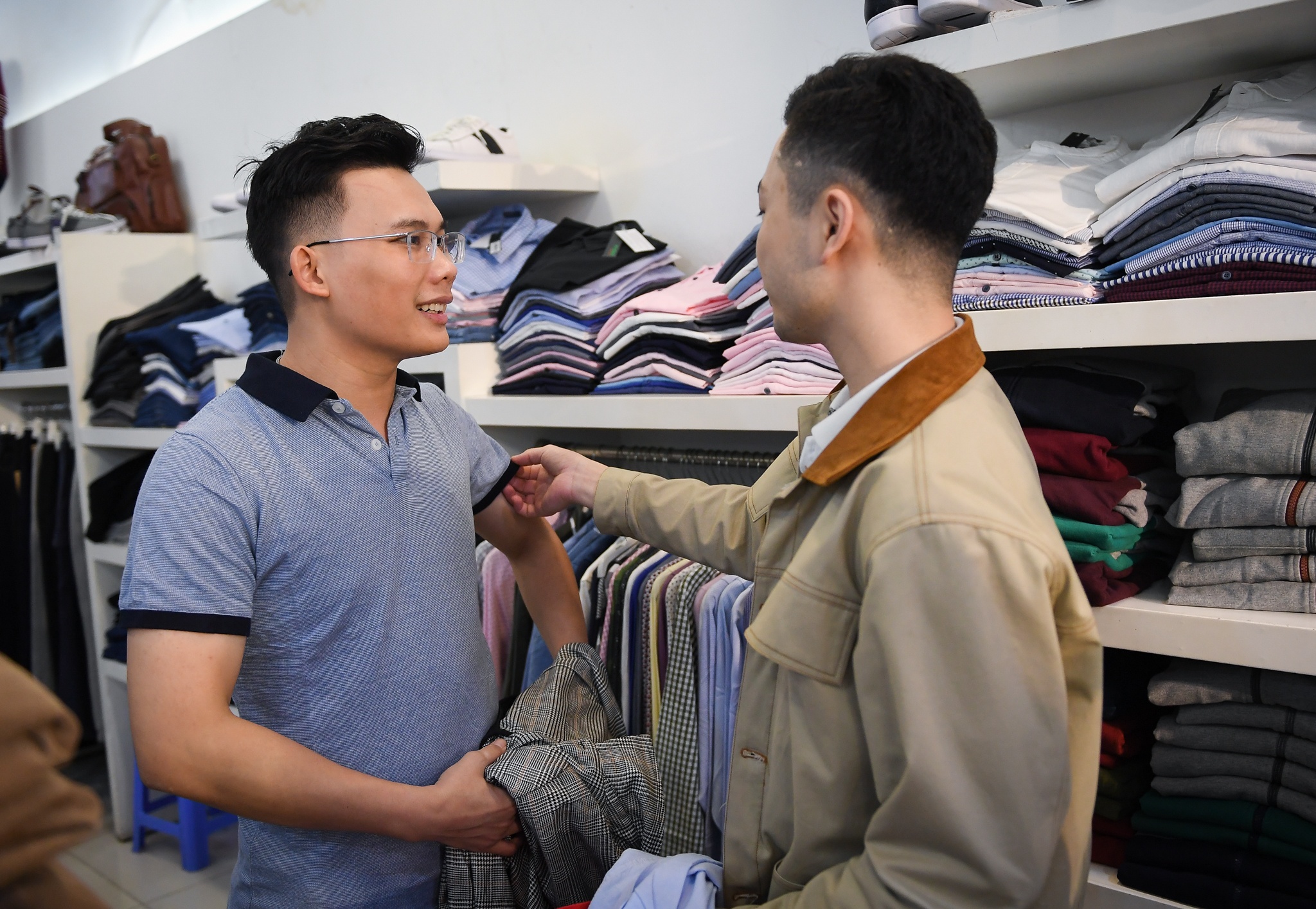 be con cho vo mua quan ao anh 8