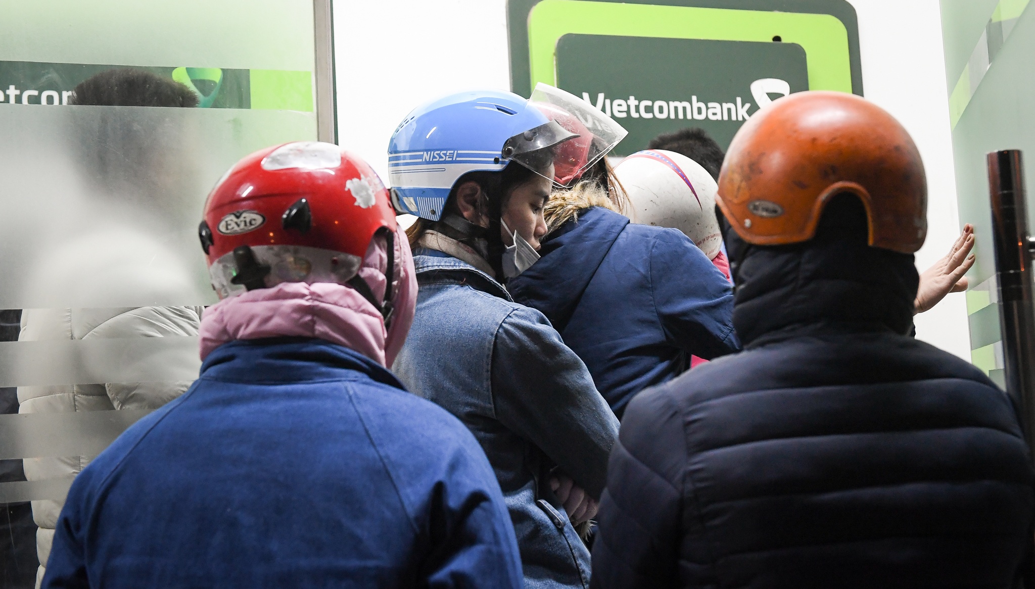 cong nhan xep hang rut tien anh 2