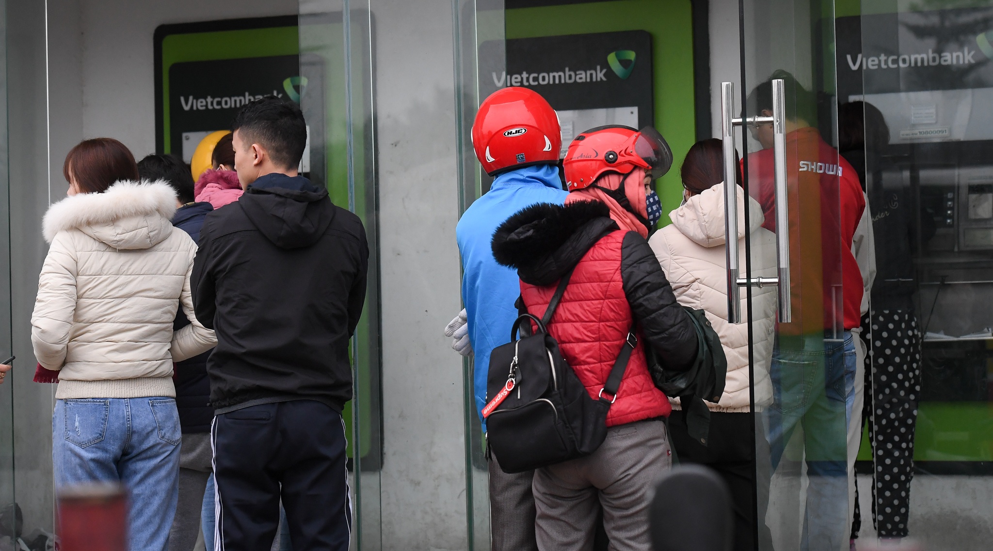 cong nhan xep hang rut tien anh 4