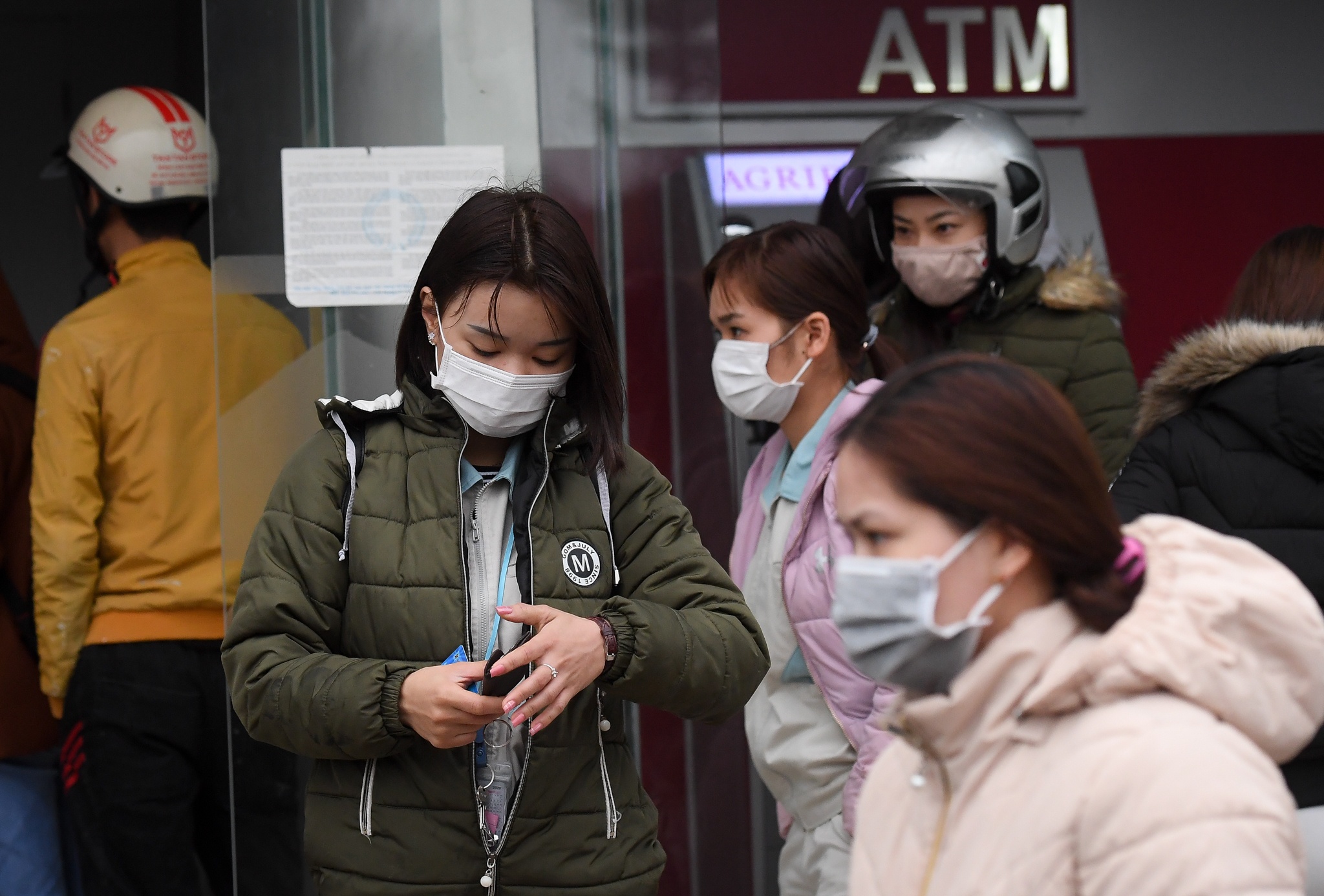 cong nhan xep hang rut tien anh 7