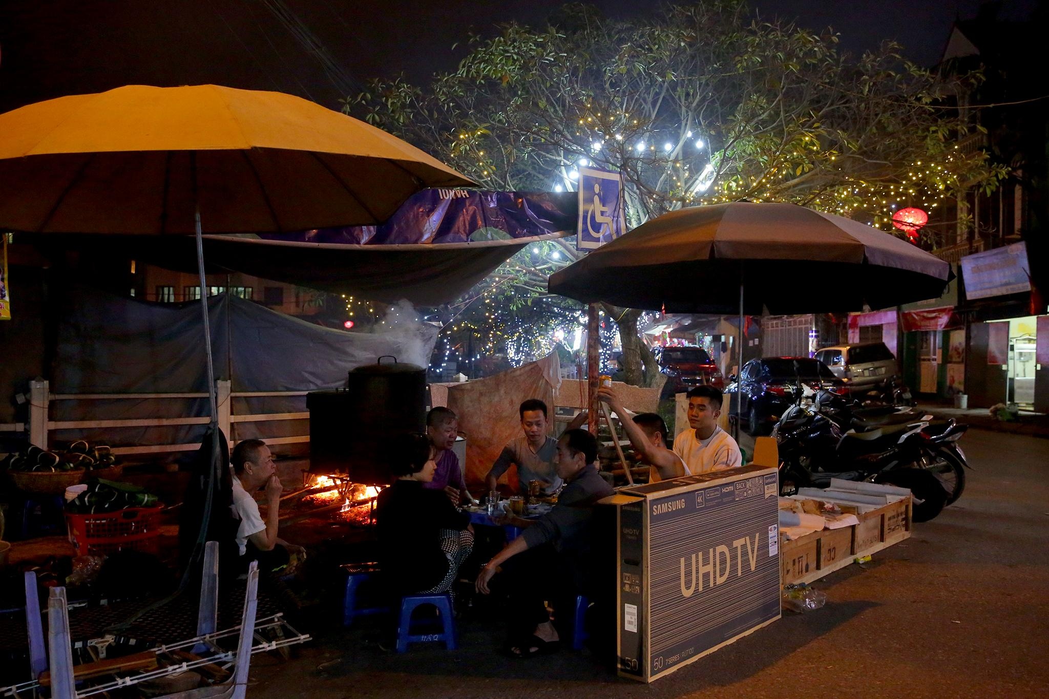 luộc bánh chưng trên vỉa hè ảnh 13 luoc banh chung tren via he anh 13