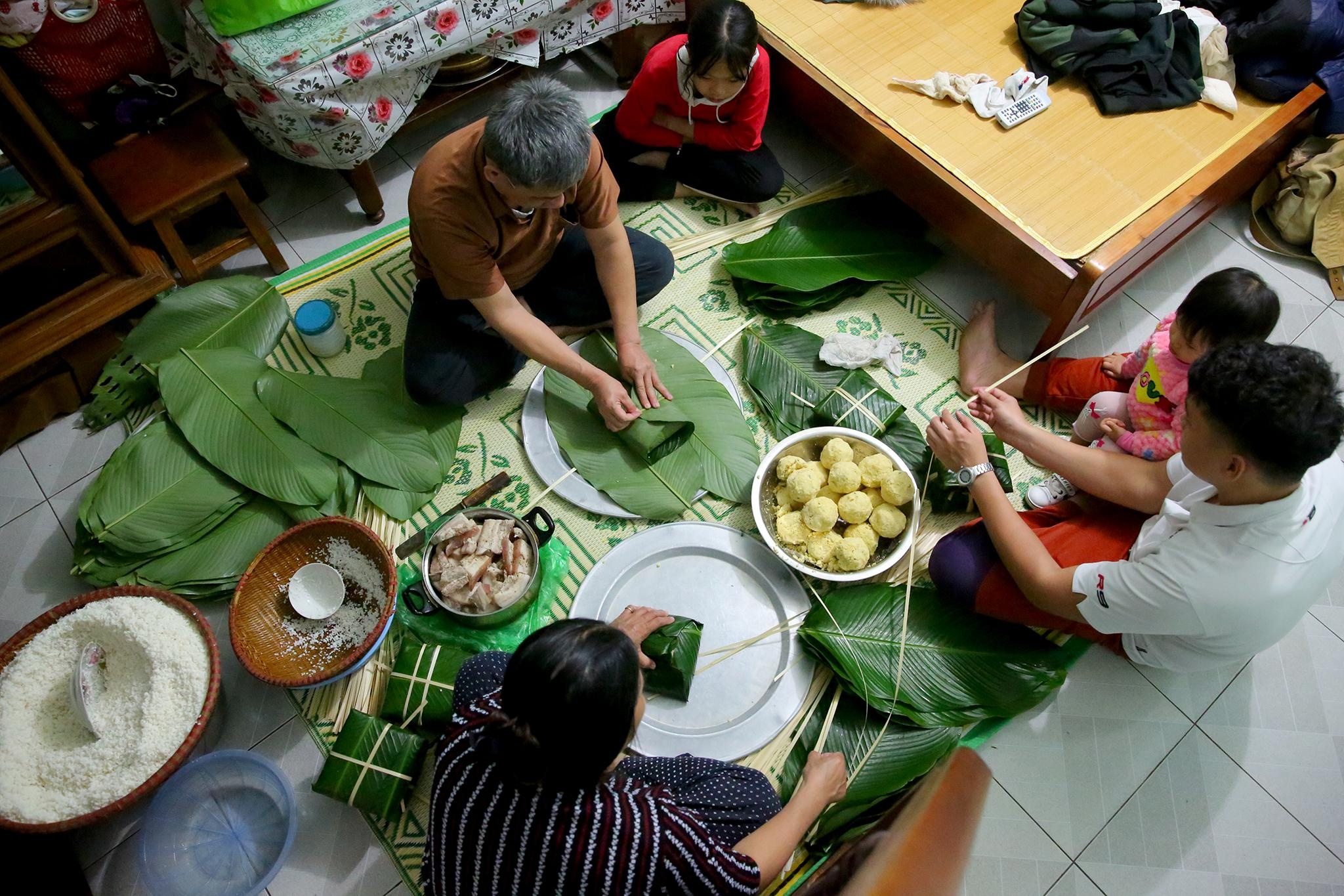 luộc bánh chưng trên vỉa hè ảnh 1 luoc banh chung tren via he anh 1
